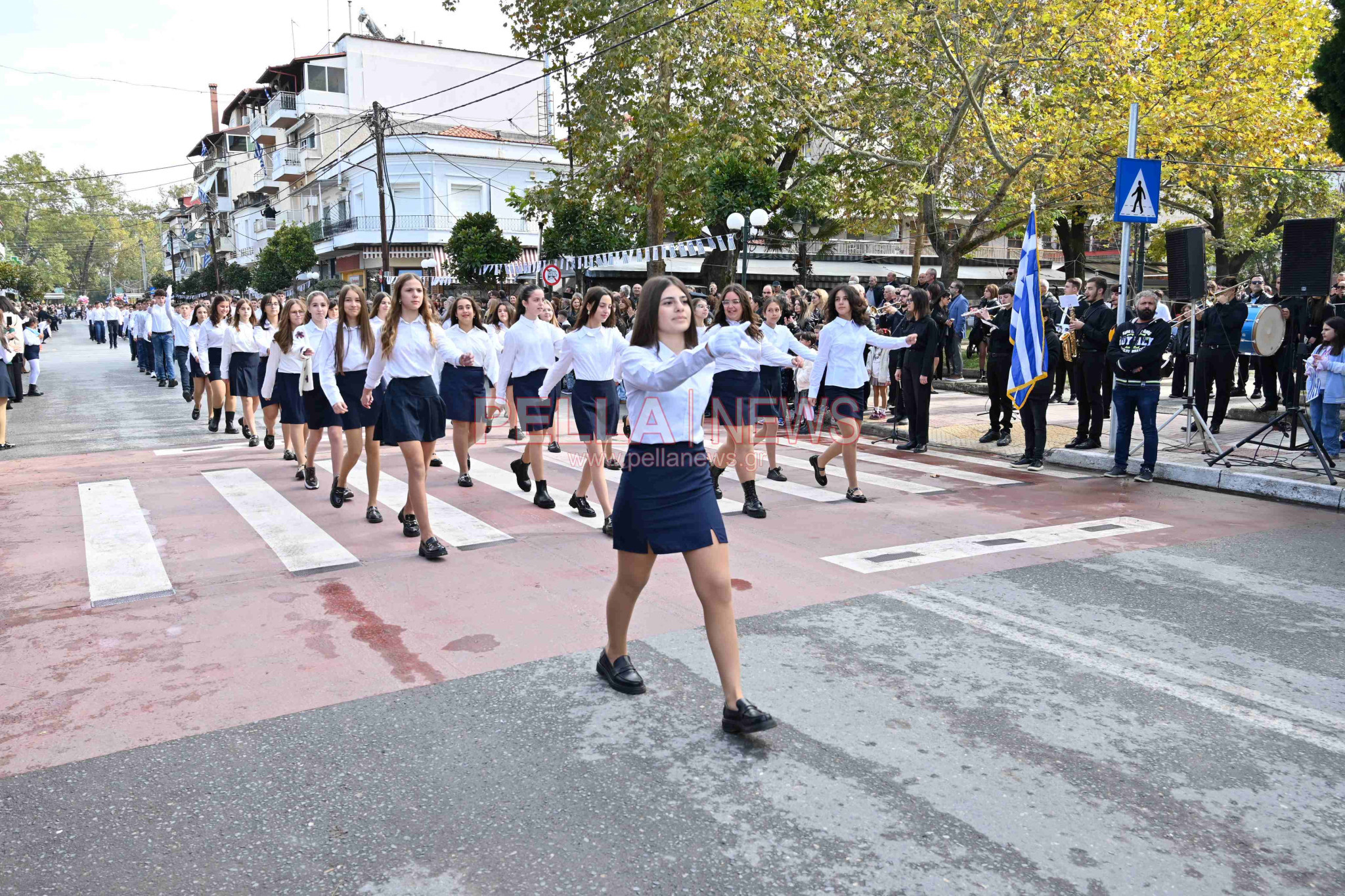 Σκύδρα/28η Οκτωβρίου: Παρέλασαν μαθητές και πολιτιστικοί σύλλογοι!