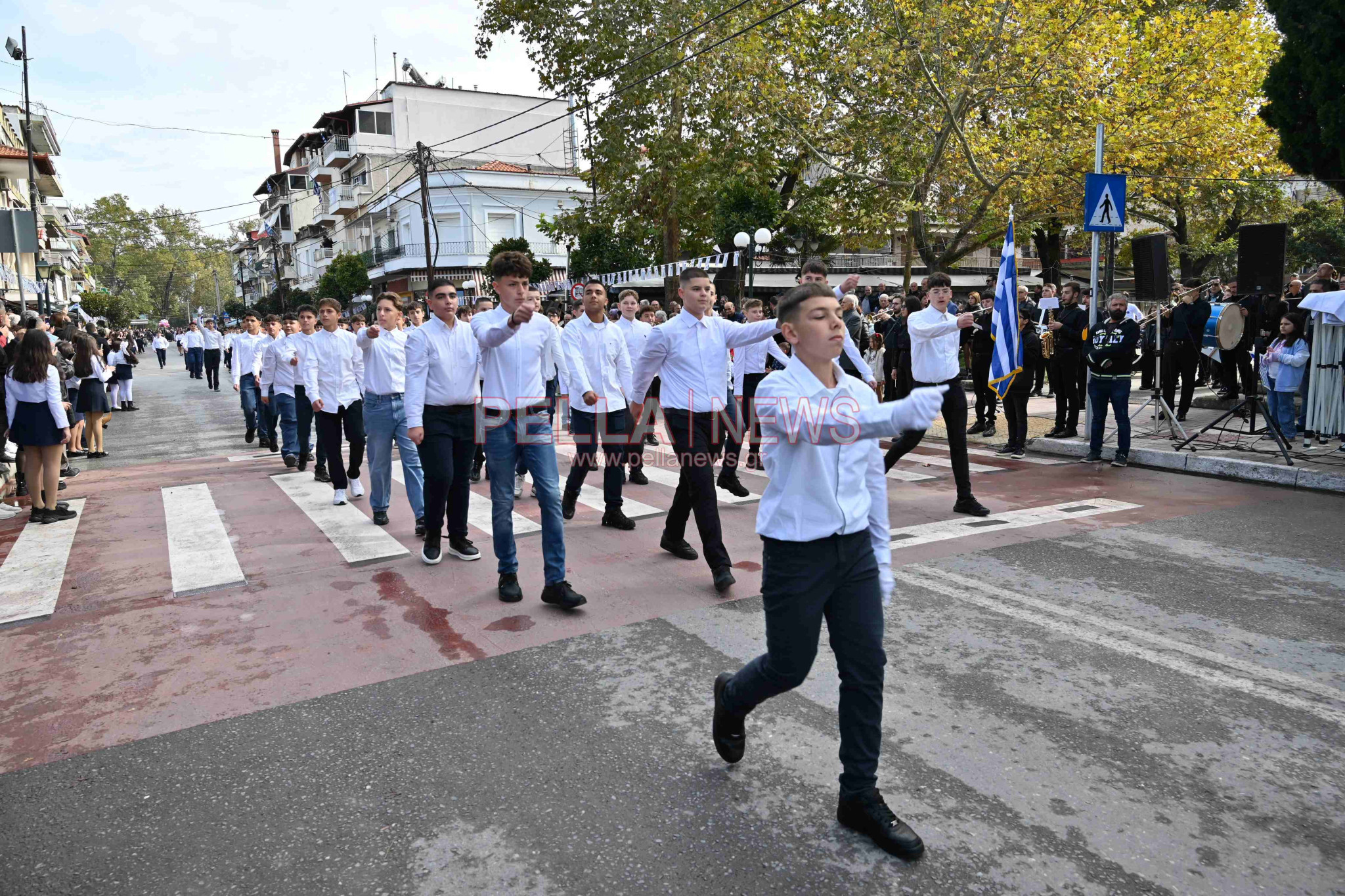 Σκύδρα/28η Οκτωβρίου: Παρέλασαν μαθητές και πολιτιστικοί σύλλογοι!