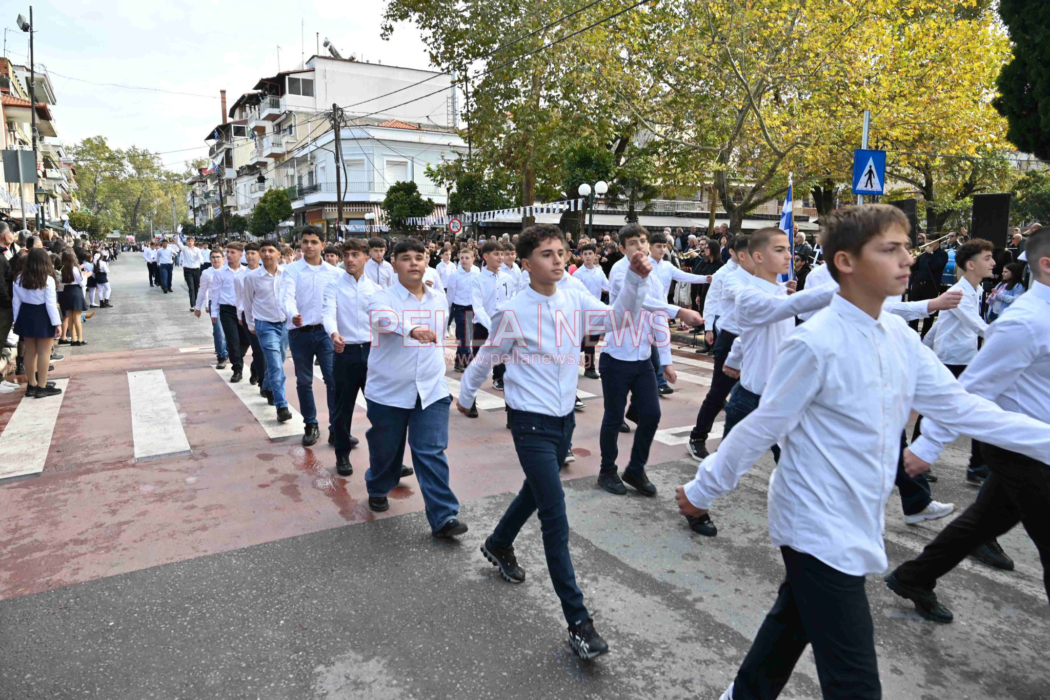 Σκύδρα/28η Οκτωβρίου: Παρέλασαν μαθητές και πολιτιστικοί σύλλογοι!