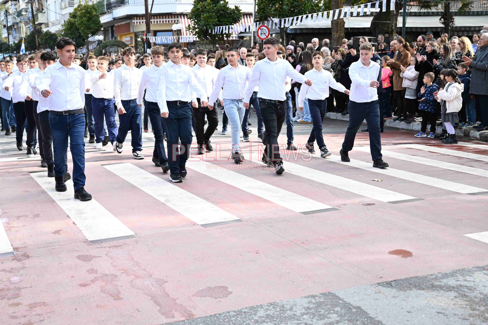 Σκύδρα/28η Οκτωβρίου: Παρέλασαν μαθητές και πολιτιστικοί σύλλογοι!
