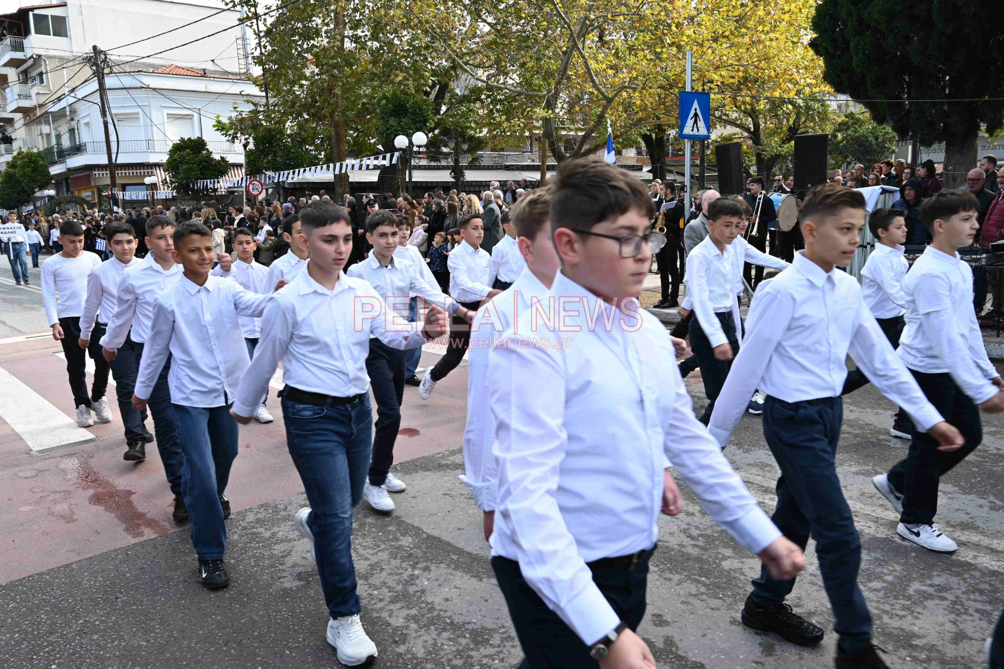 Σκύδρα/28η Οκτωβρίου: Παρέλασαν μαθητές και πολιτιστικοί σύλλογοι!