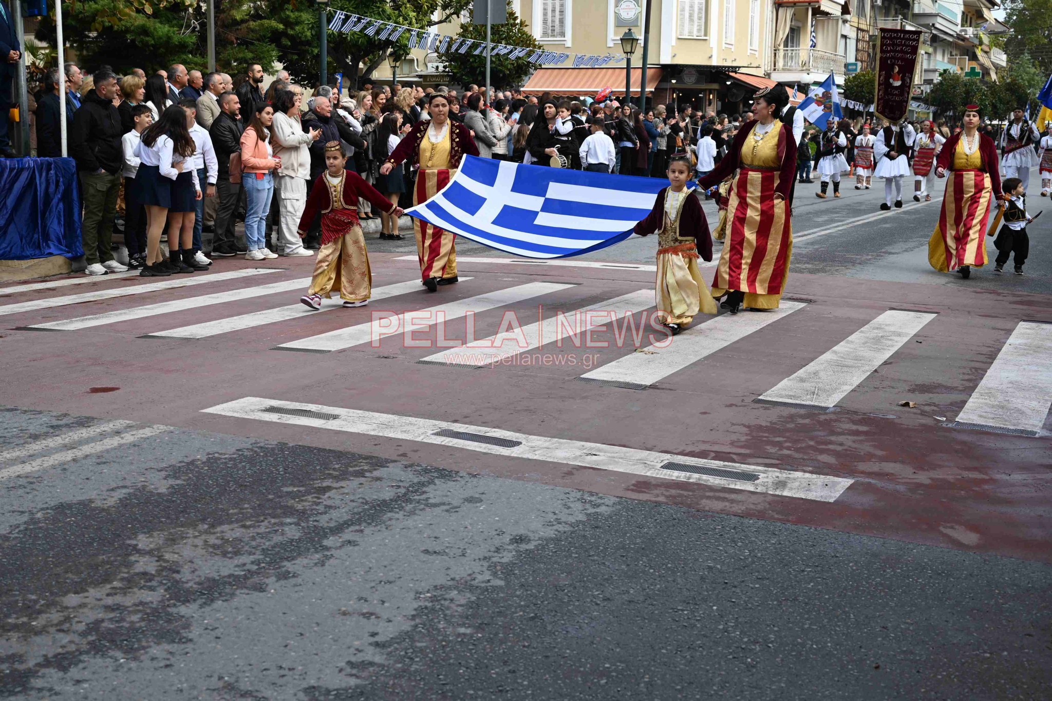 Σκύδρα/28η Οκτωβρίου: Παρέλασαν μαθητές και πολιτιστικοί σύλλογοι!