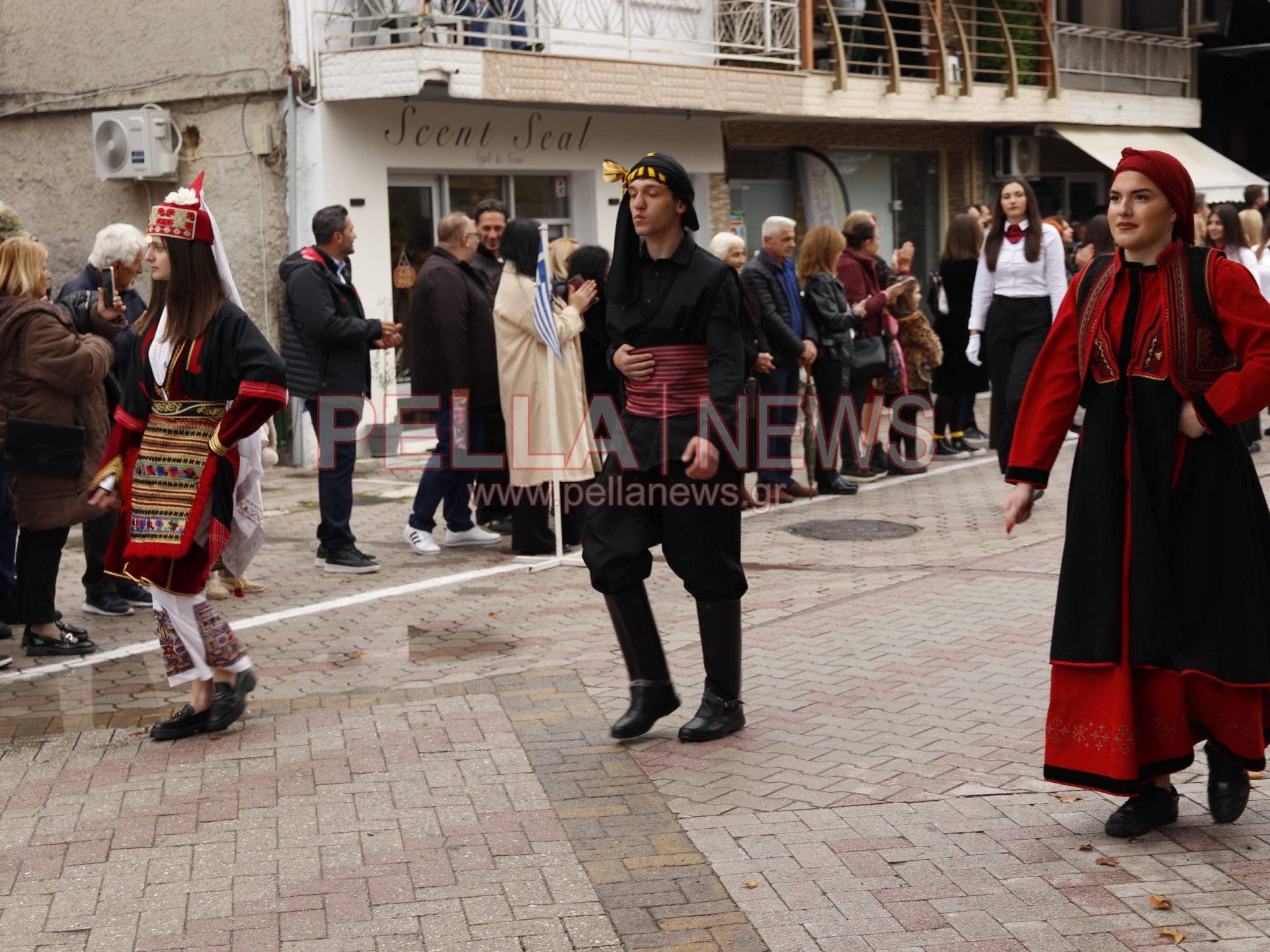 Κρύα Βρύση: Με περηφάνια και συγκίνηση η μαθητική παρέλαση για την 28η Οκτωβρίου (φωτογραφίες)