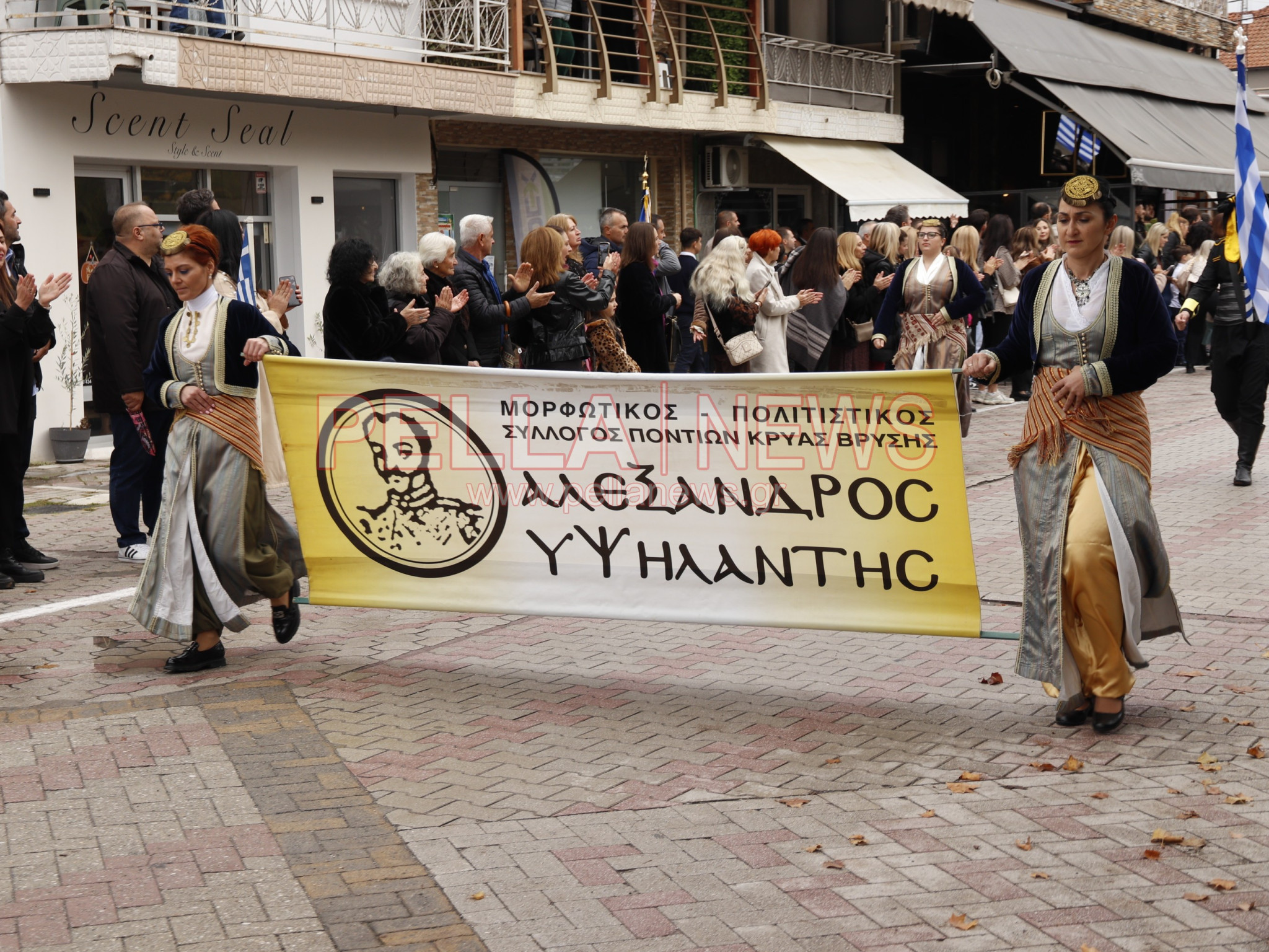 Κρύα Βρύση: Με παραδοσιακές φορεσιές και περηφάνια παρέλασαν οι πολιτιστικοί σύλλογοι για την 28η Οκτωβρίου (φωτογραφίες)