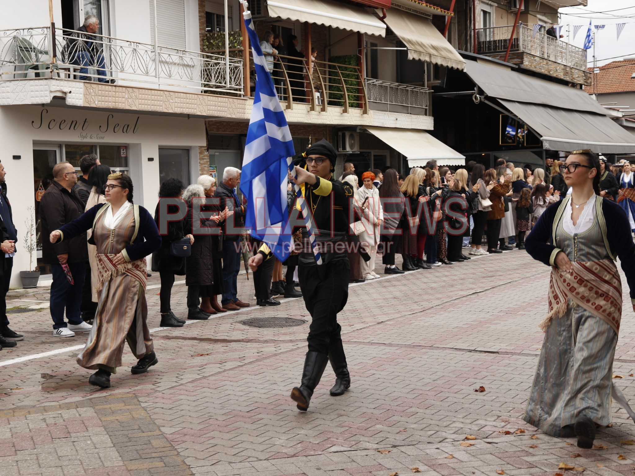 Κρύα Βρύση: Με παραδοσιακές φορεσιές και περηφάνια παρέλασαν οι πολιτιστικοί σύλλογοι για την 28η Οκτωβρίου (φωτογραφίες)