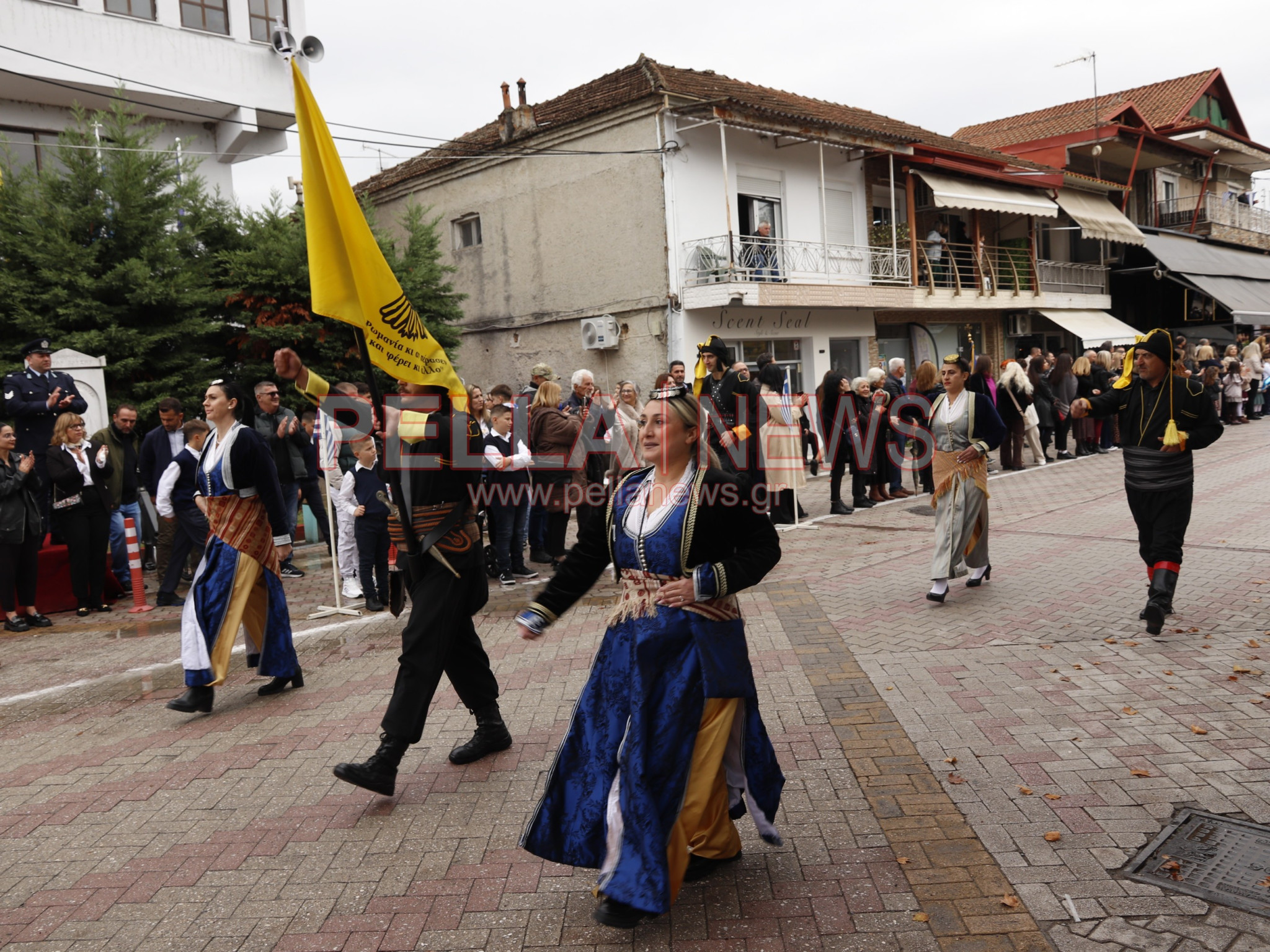 Κρύα Βρύση: Με παραδοσιακές φορεσιές και περηφάνια παρέλασαν οι πολιτιστικοί σύλλογοι για την 28η Οκτωβρίου (φωτογραφίες)