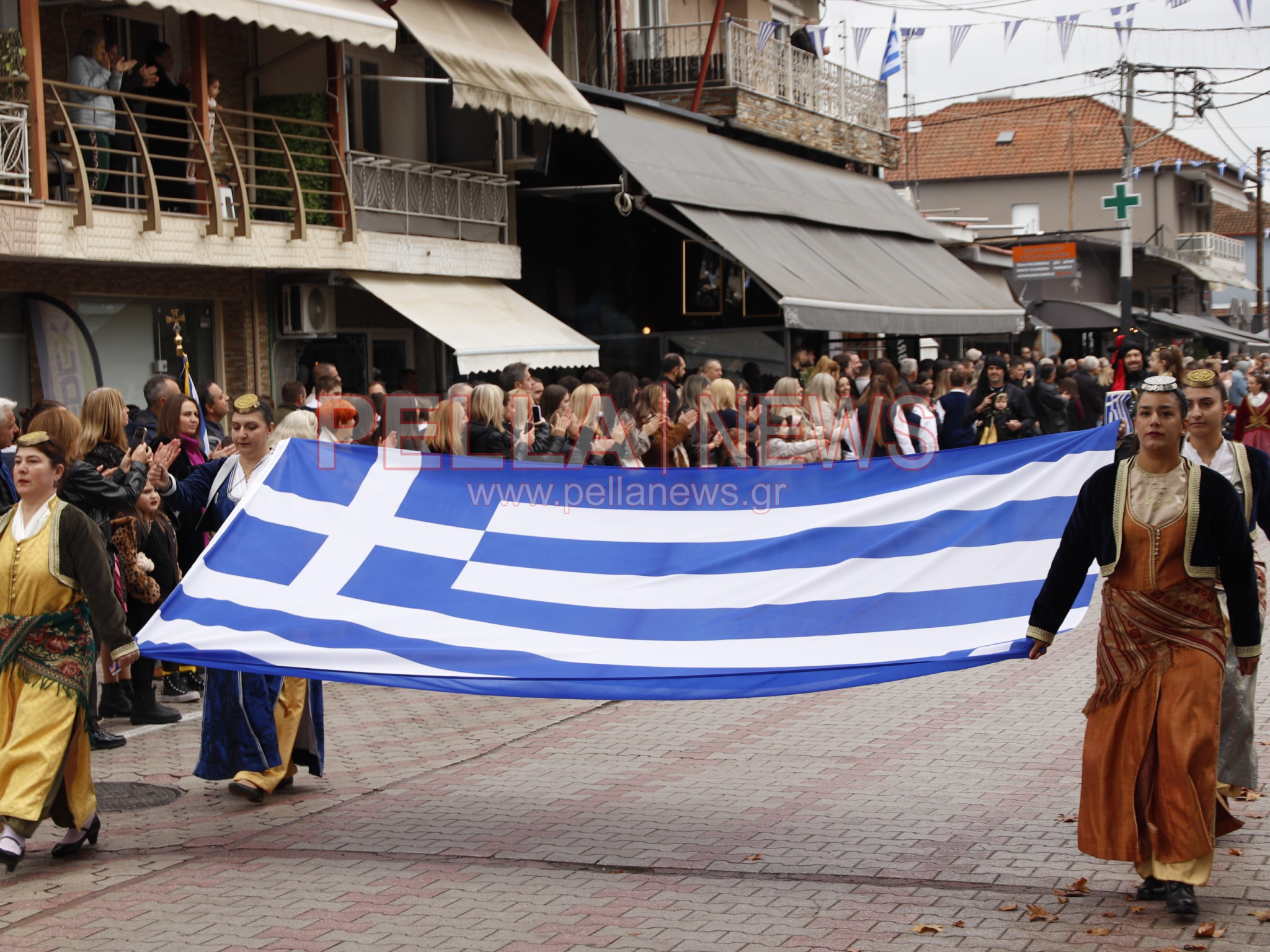 Κρύα Βρύση: Με παραδοσιακές φορεσιές και περηφάνια παρέλασαν οι πολιτιστικοί σύλλογοι για την 28η Οκτωβρίου (φωτογραφίες)