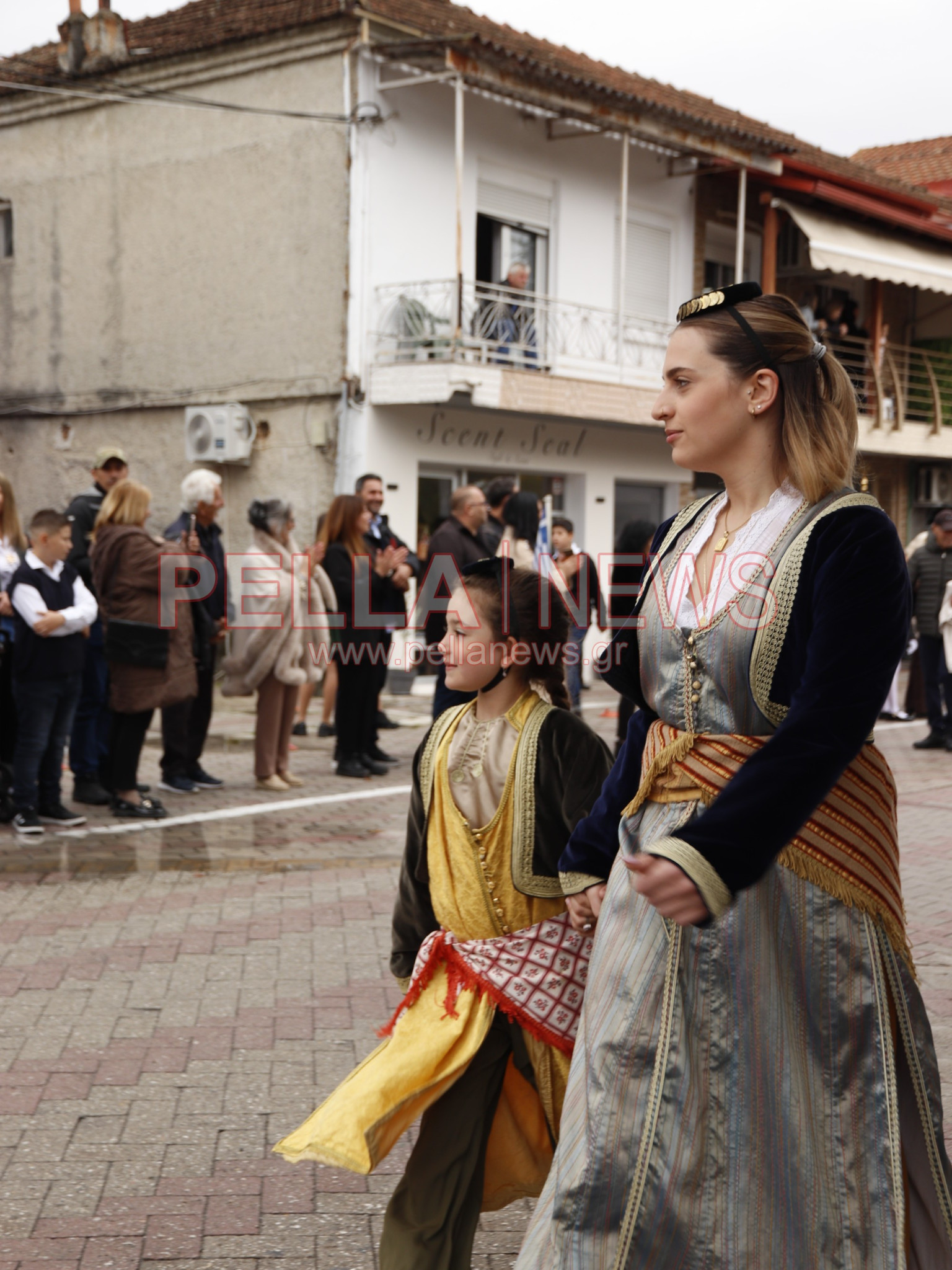 Κρύα Βρύση: Με παραδοσιακές φορεσιές και περηφάνια παρέλασαν οι πολιτιστικοί σύλλογοι για την 28η Οκτωβρίου (φωτογραφίες)