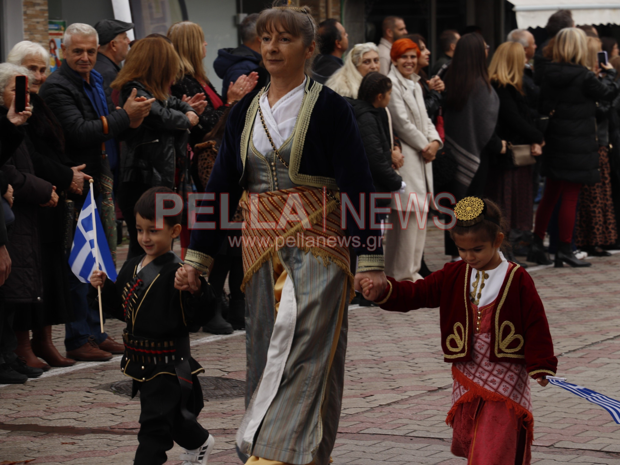 Κρύα Βρύση: Με παραδοσιακές φορεσιές και περηφάνια παρέλασαν οι πολιτιστικοί σύλλογοι για την 28η Οκτωβρίου (φωτογραφίες)