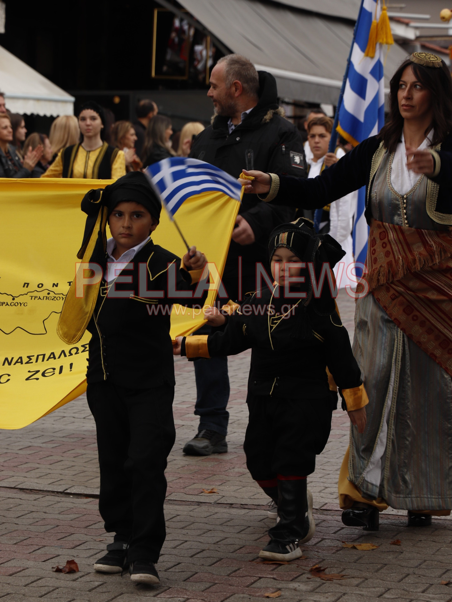 Κρύα Βρύση: Με παραδοσιακές φορεσιές και περηφάνια παρέλασαν οι πολιτιστικοί σύλλογοι για την 28η Οκτωβρίου (φωτογραφίες)
