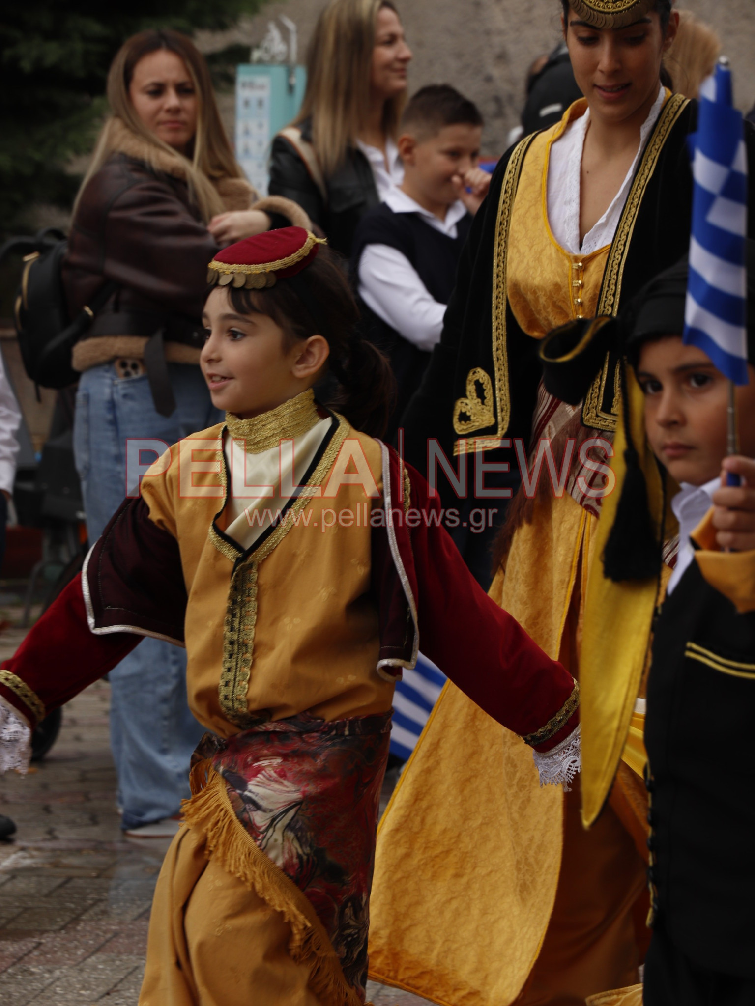 Κρύα Βρύση: Με παραδοσιακές φορεσιές και περηφάνια παρέλασαν οι πολιτιστικοί σύλλογοι για την 28η Οκτωβρίου (φωτογραφίες)