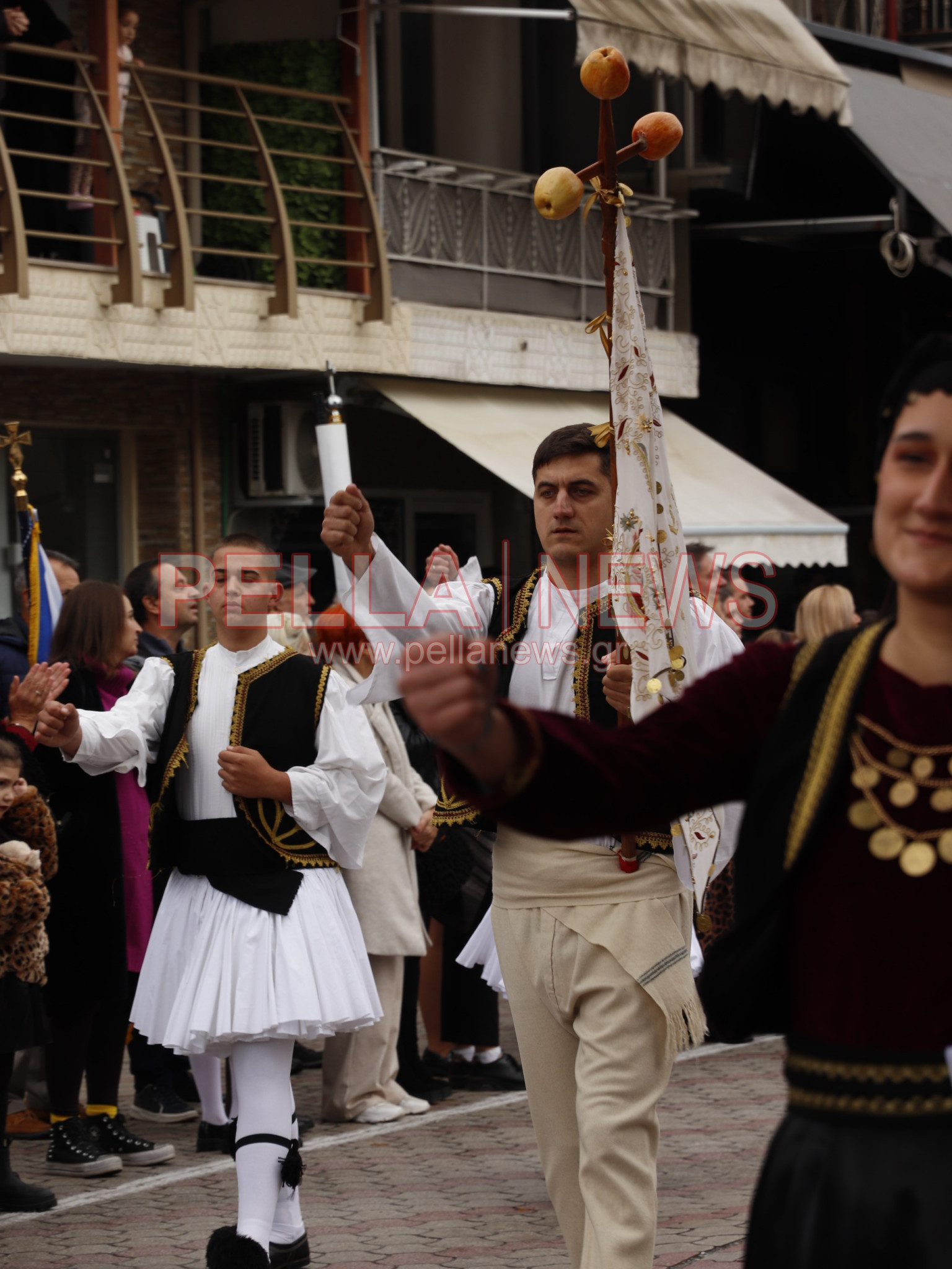 Κρύα Βρύση: Με παραδοσιακές φορεσιές και περηφάνια παρέλασαν οι πολιτιστικοί σύλλογοι για την 28η Οκτωβρίου (φωτογραφίες)