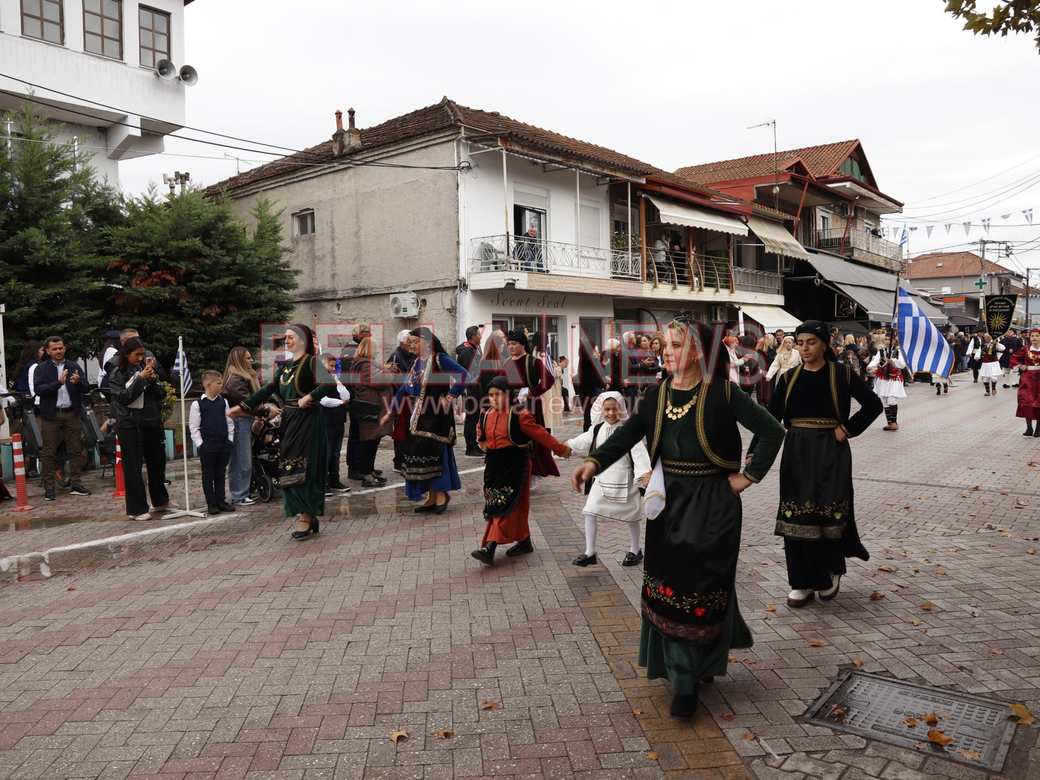 Κρύα Βρύση: Με παραδοσιακές φορεσιές και περηφάνια παρέλασαν οι πολιτιστικοί σύλλογοι για την 28η Οκτωβρίου (φωτογραφίες)