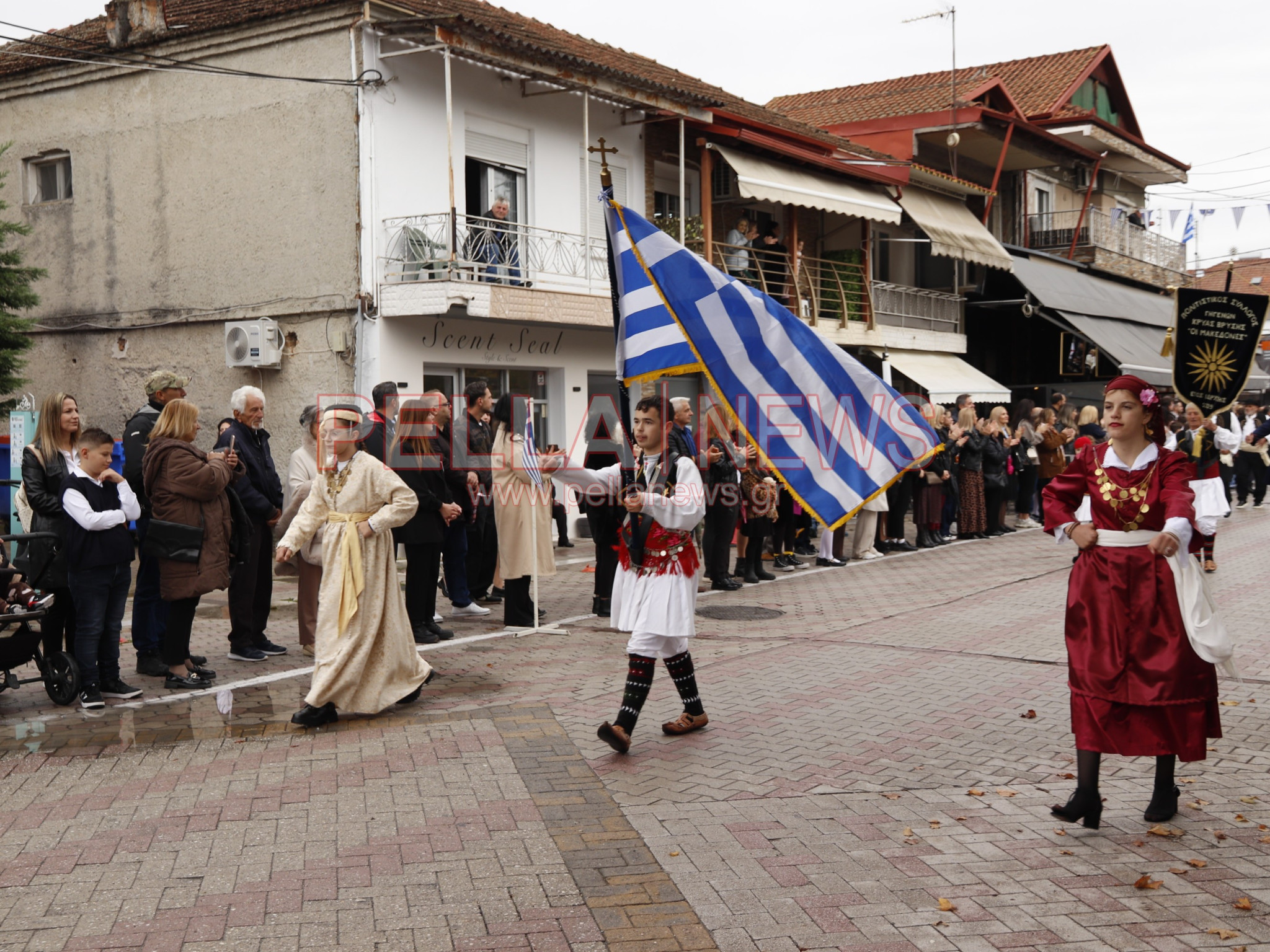 Κρύα Βρύση: Με παραδοσιακές φορεσιές και περηφάνια παρέλασαν οι πολιτιστικοί σύλλογοι για την 28η Οκτωβρίου (φωτογραφίες)