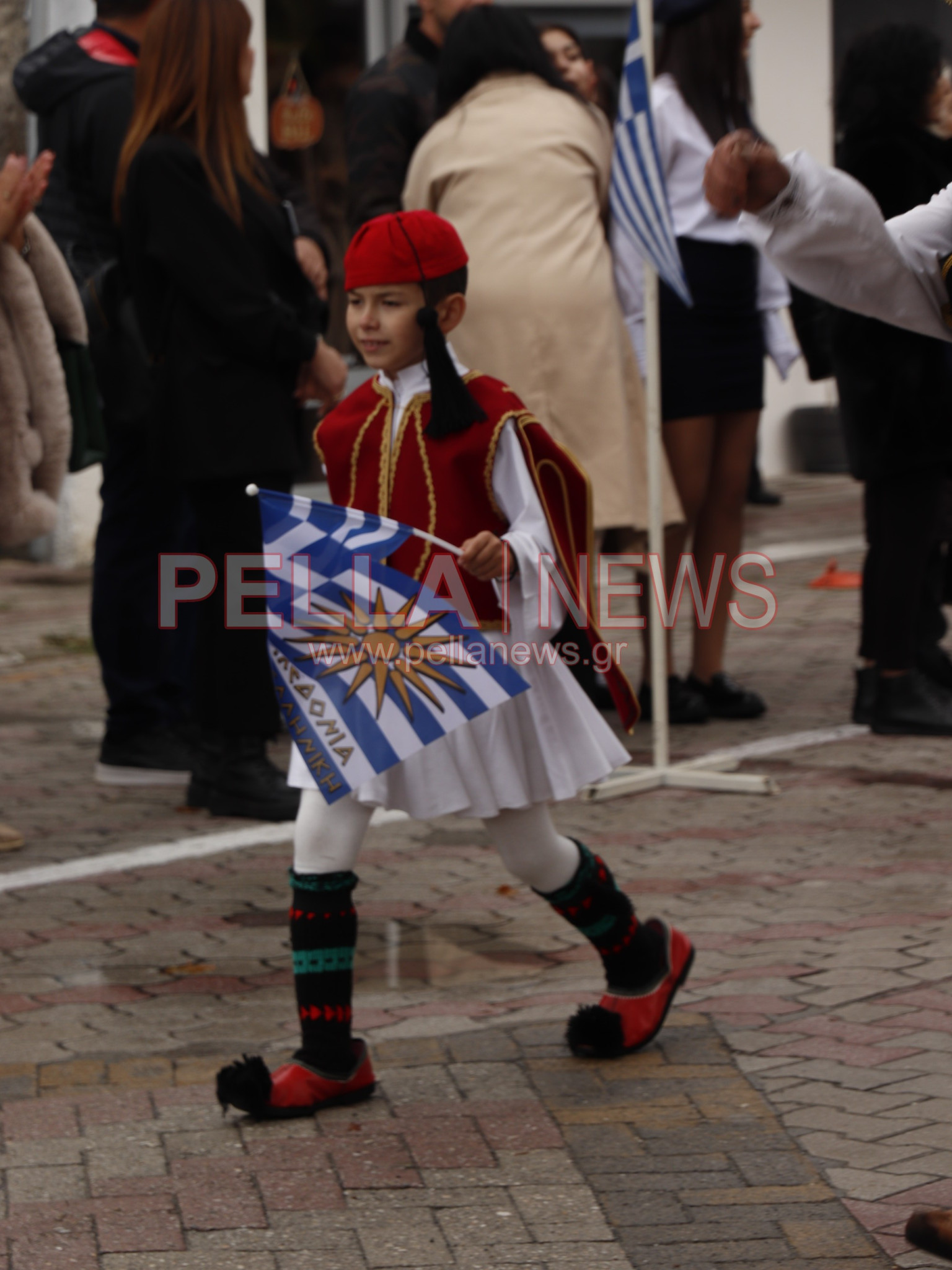 Κρύα Βρύση: Με παραδοσιακές φορεσιές και περηφάνια παρέλασαν οι πολιτιστικοί σύλλογοι για την 28η Οκτωβρίου (φωτογραφίες)