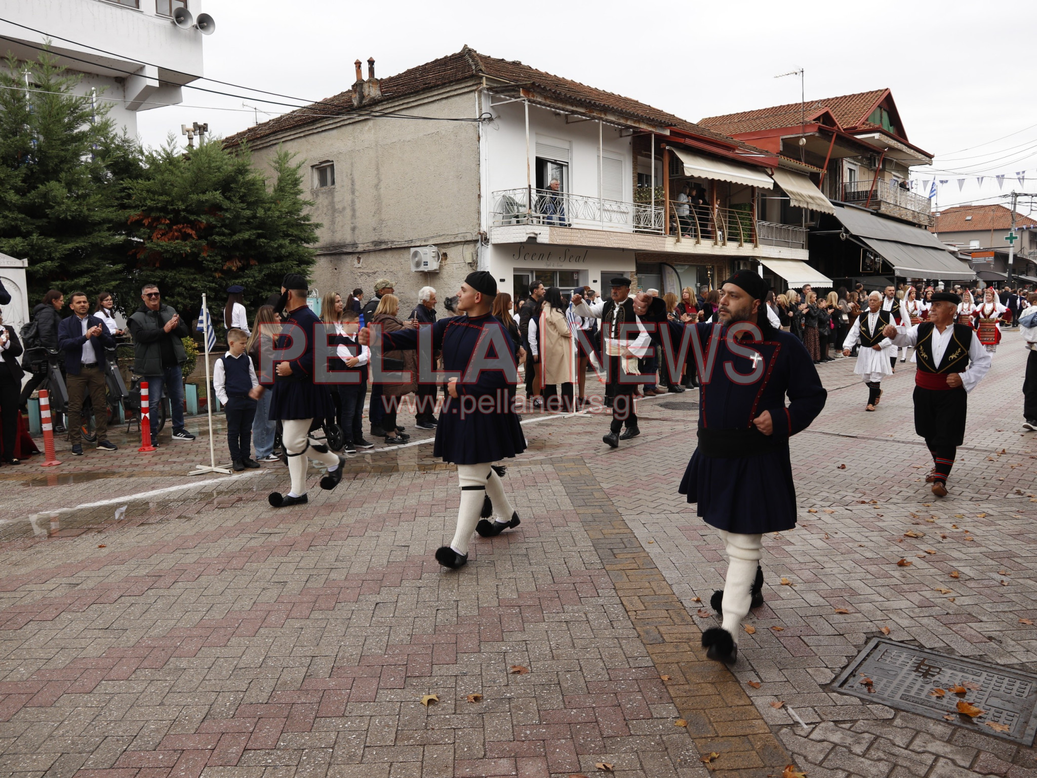 Κρύα Βρύση: Με παραδοσιακές φορεσιές και περηφάνια παρέλασαν οι πολιτιστικοί σύλλογοι για την 28η Οκτωβρίου (φωτογραφίες)