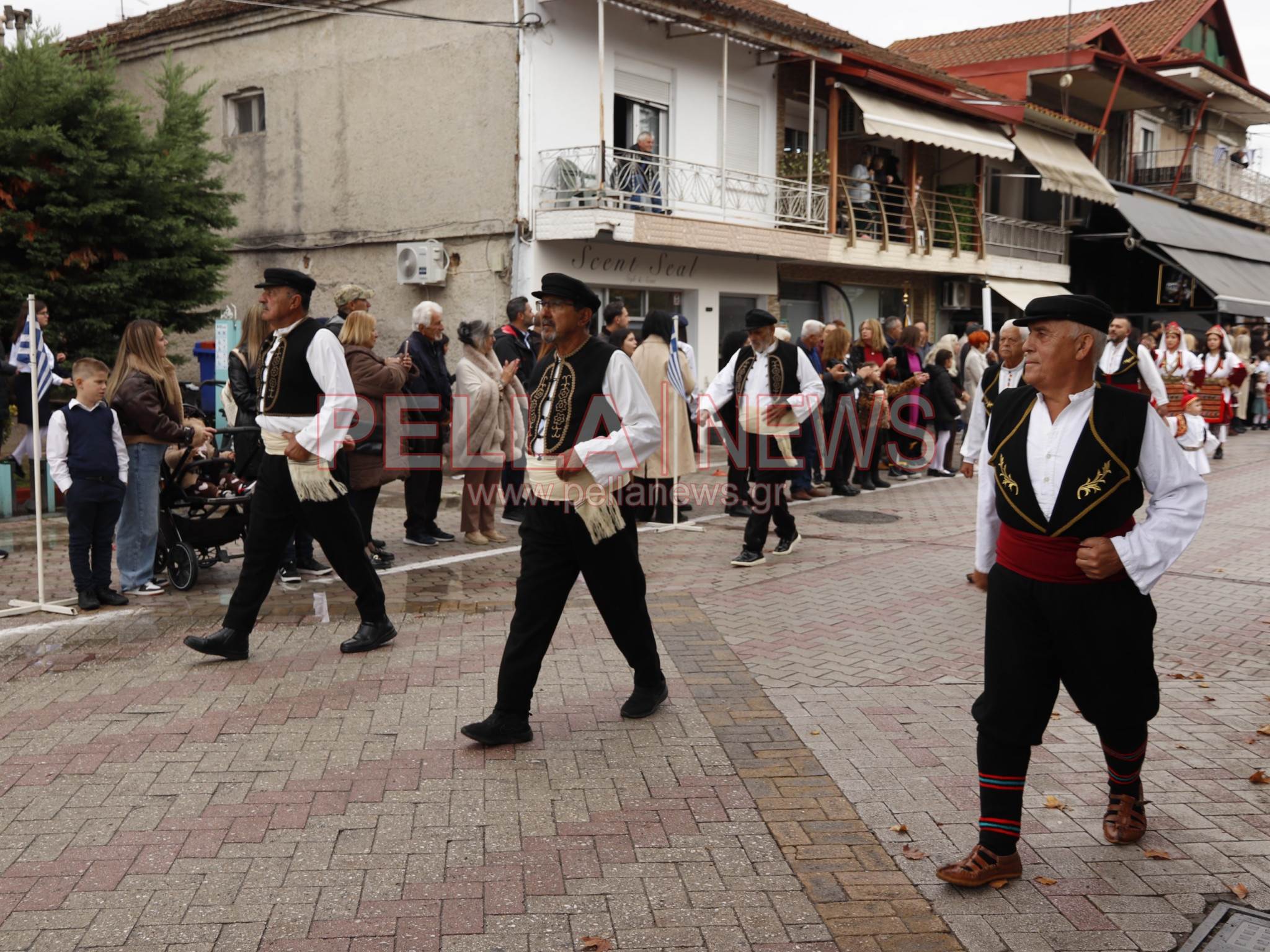 Κρύα Βρύση: Με παραδοσιακές φορεσιές και περηφάνια παρέλασαν οι πολιτιστικοί σύλλογοι για την 28η Οκτωβρίου (φωτογραφίες)