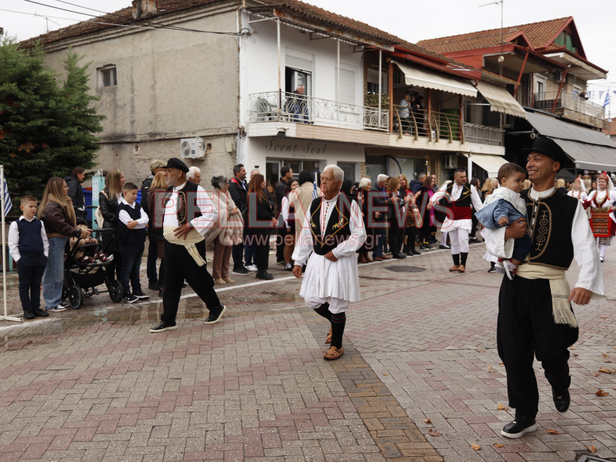 Κρύα Βρύση: Με παραδοσιακές φορεσιές και περηφάνια παρέλασαν οι πολιτιστικοί σύλλογοι για την 28η Οκτωβρίου (φωτογραφίες)