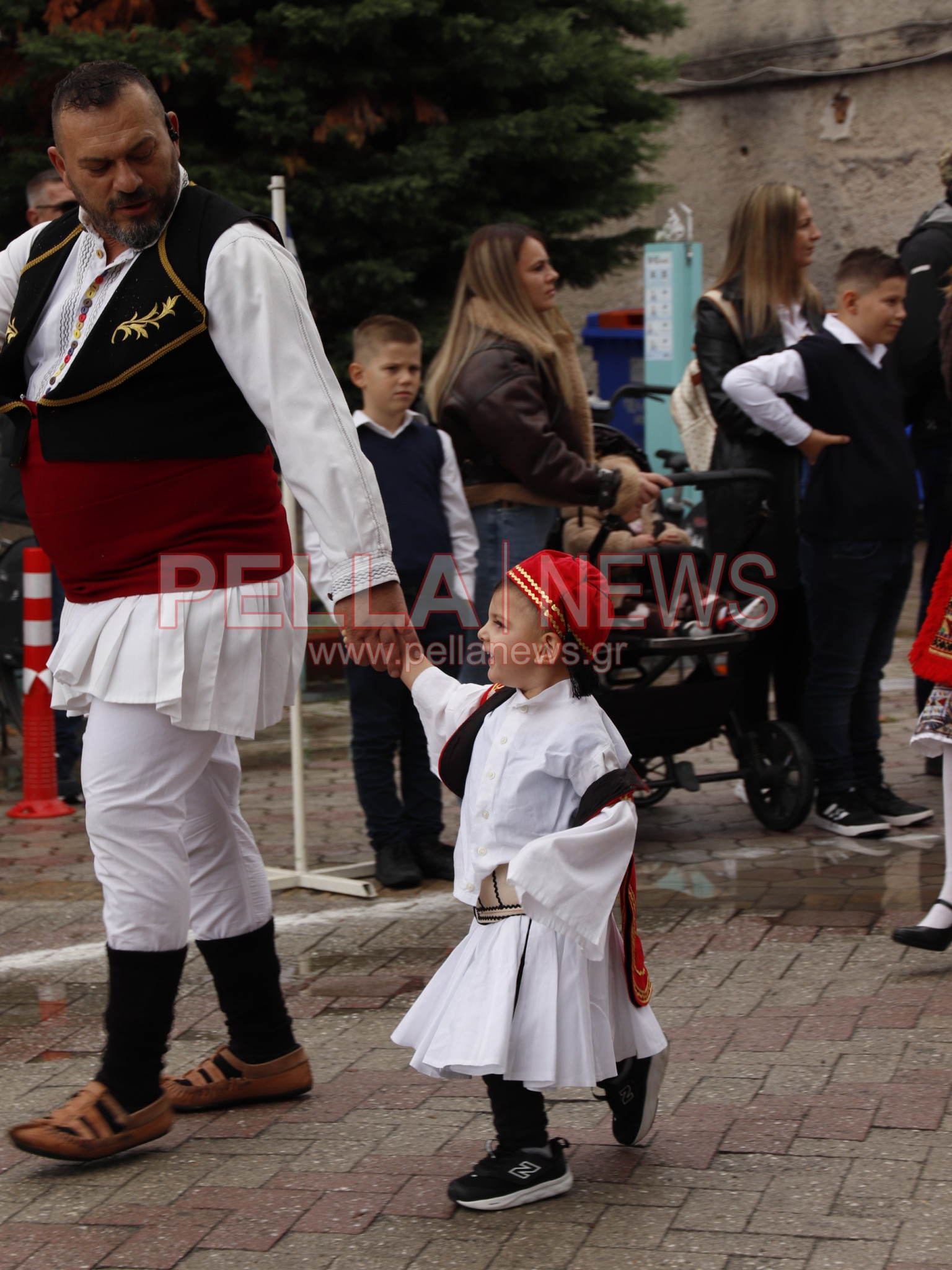 Κρύα Βρύση: Με παραδοσιακές φορεσιές και περηφάνια παρέλασαν οι πολιτιστικοί σύλλογοι για την 28η Οκτωβρίου (φωτογραφίες)