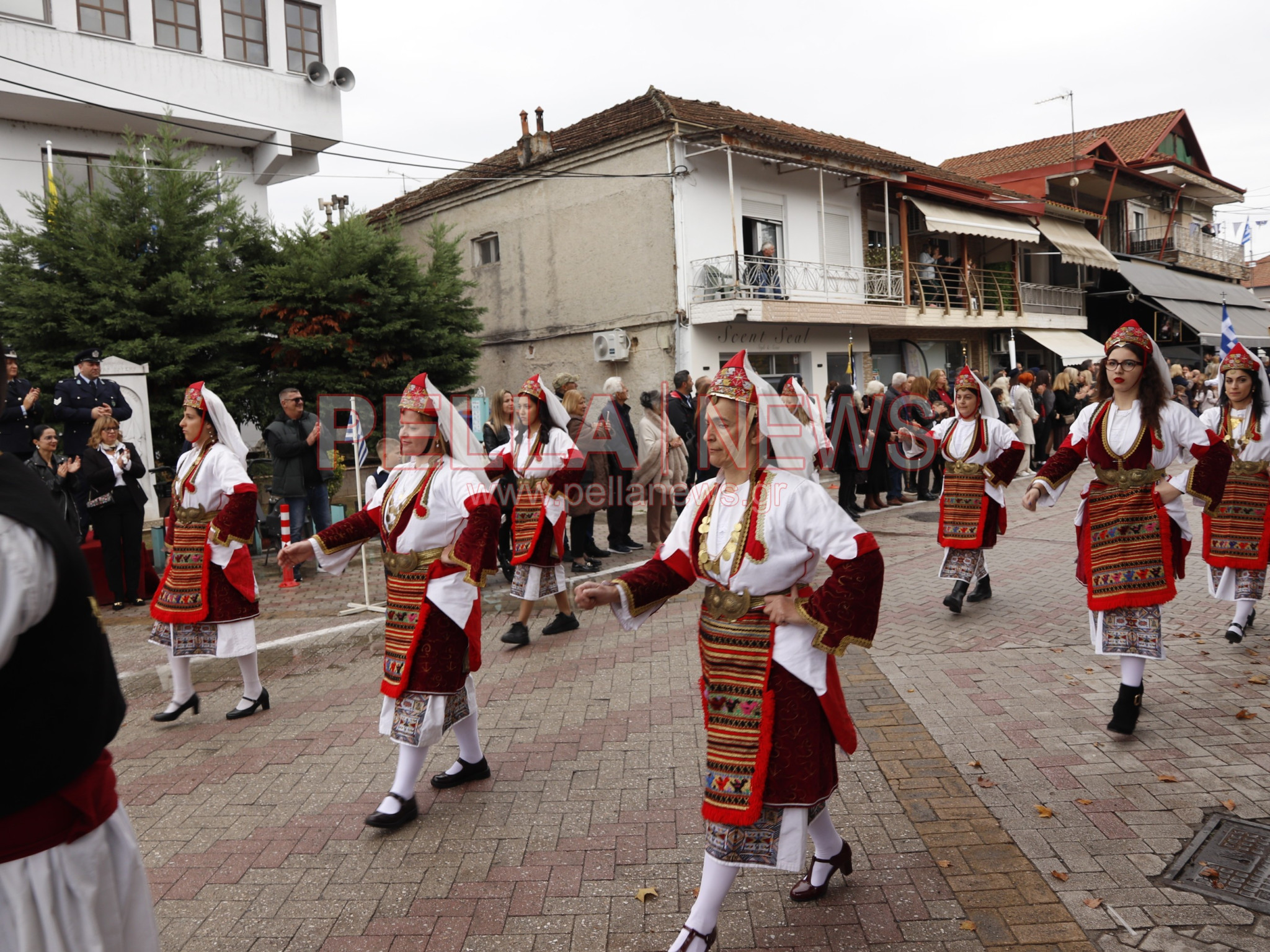 Κρύα Βρύση: Με παραδοσιακές φορεσιές και περηφάνια παρέλασαν οι πολιτιστικοί σύλλογοι για την 28η Οκτωβρίου (φωτογραφίες)