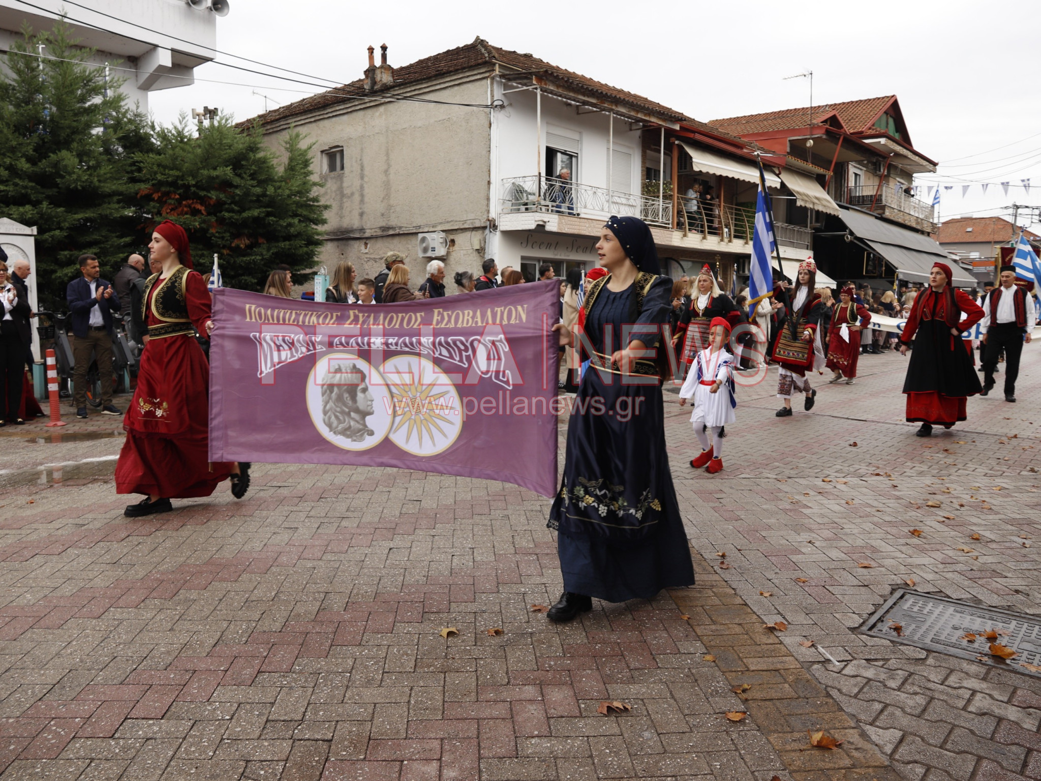 Κρύα Βρύση: Με παραδοσιακές φορεσιές και περηφάνια παρέλασαν οι πολιτιστικοί σύλλογοι για την 28η Οκτωβρίου (φωτογραφίες)
