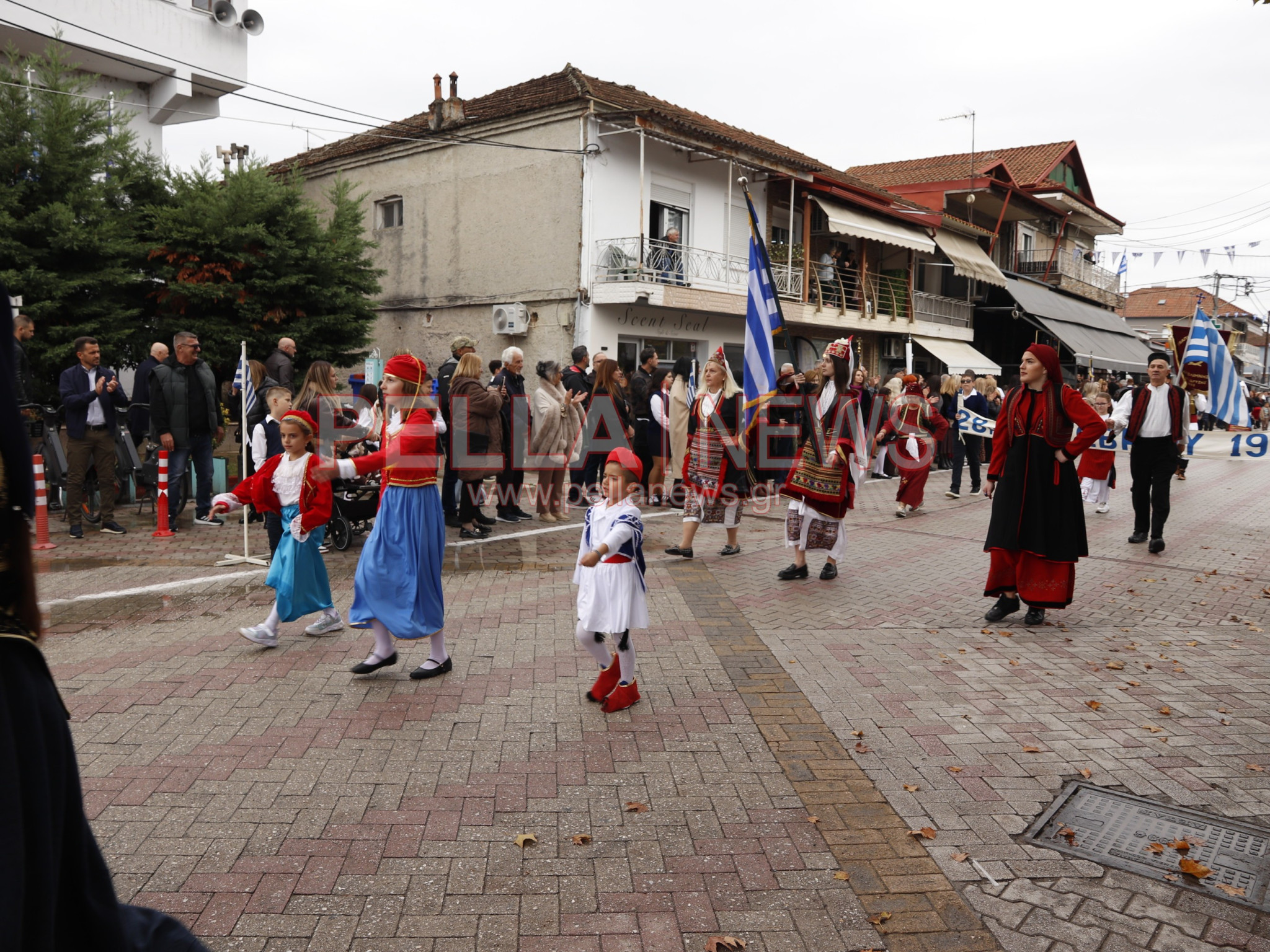 Κρύα Βρύση: Με παραδοσιακές φορεσιές και περηφάνια παρέλασαν οι πολιτιστικοί σύλλογοι για την 28η Οκτωβρίου (φωτογραφίες)