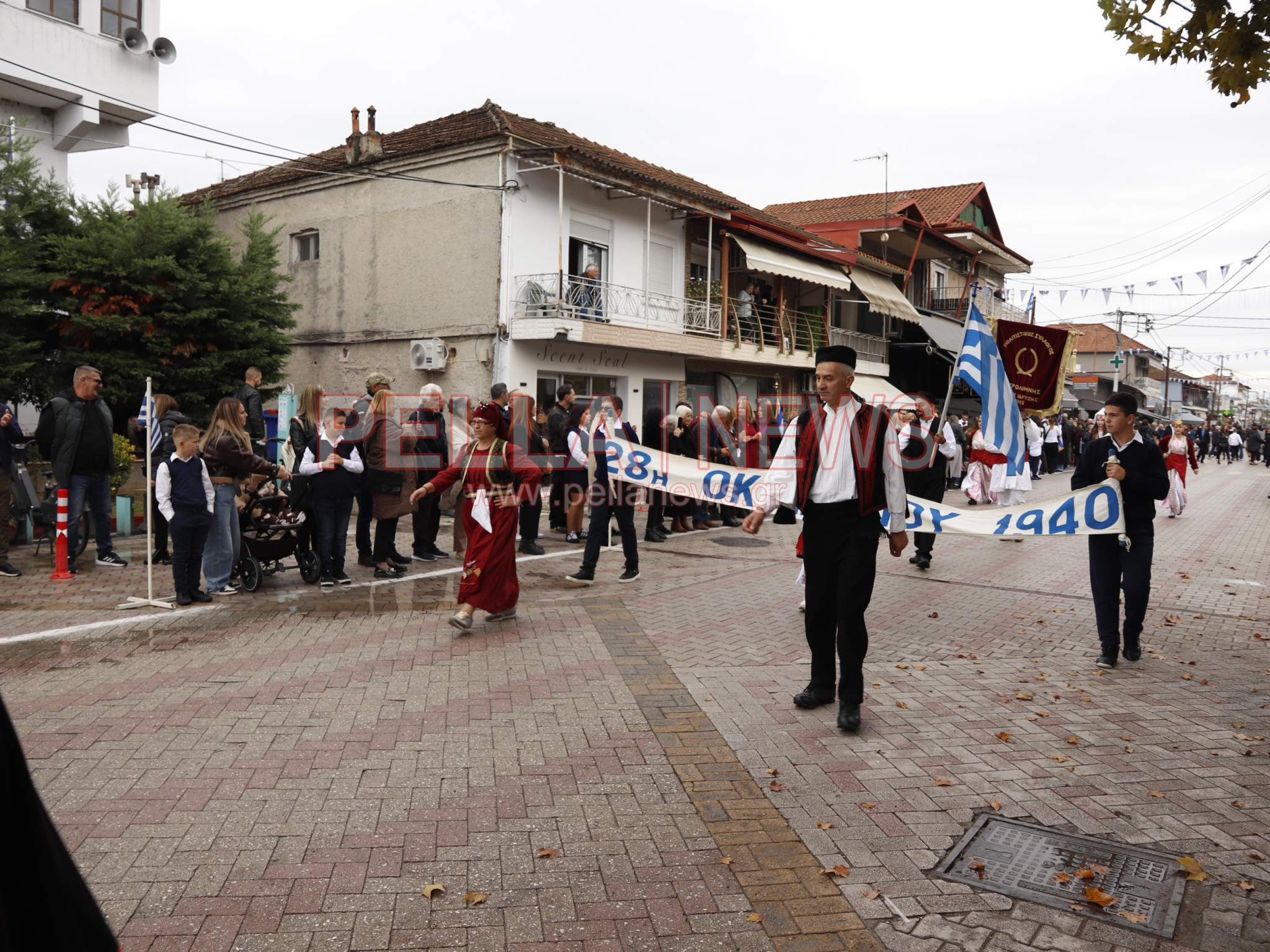 Κρύα Βρύση: Με παραδοσιακές φορεσιές και περηφάνια παρέλασαν οι πολιτιστικοί σύλλογοι για την 28η Οκτωβρίου (φωτογραφίες)