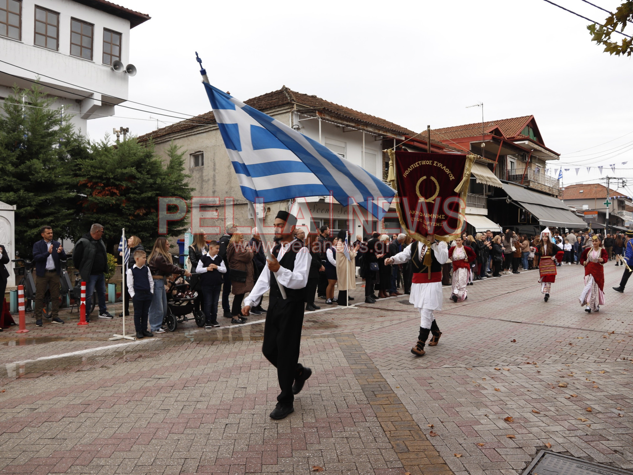 Κρύα Βρύση: Με παραδοσιακές φορεσιές και περηφάνια παρέλασαν οι πολιτιστικοί σύλλογοι για την 28η Οκτωβρίου (φωτογραφίες)