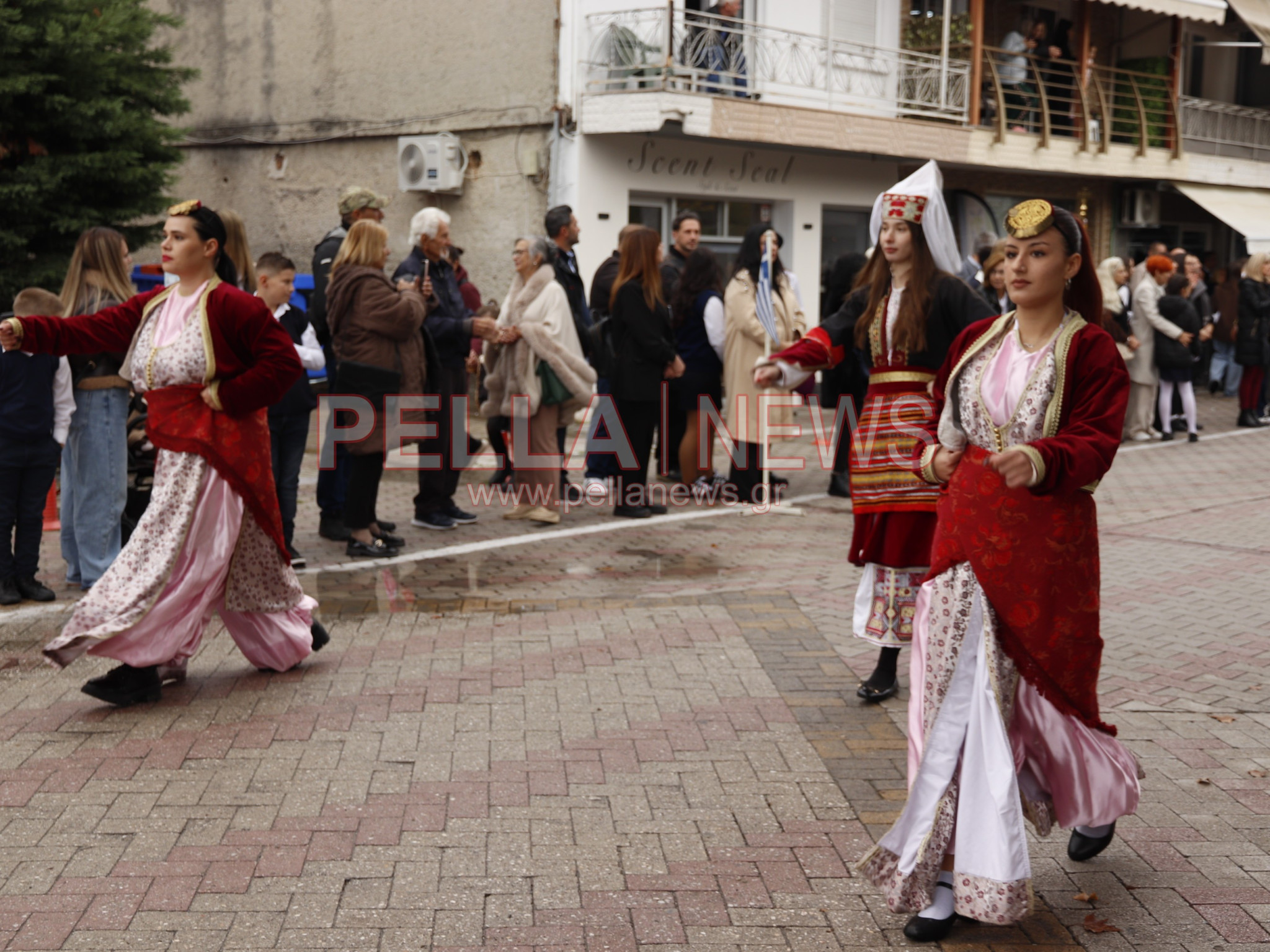 Κρύα Βρύση: Με παραδοσιακές φορεσιές και περηφάνια παρέλασαν οι πολιτιστικοί σύλλογοι για την 28η Οκτωβρίου (φωτογραφίες)