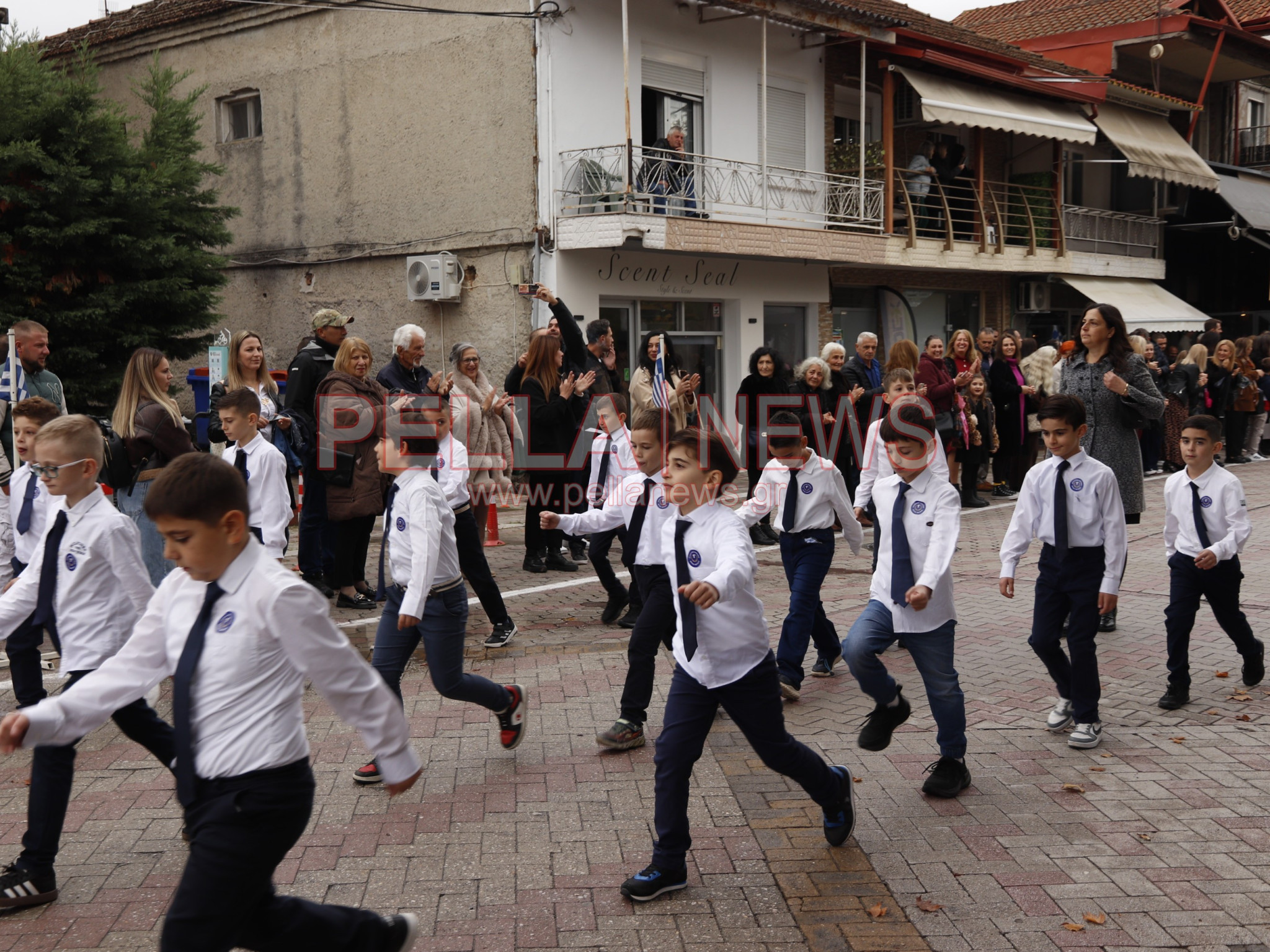 Κρύα Βρύση: Με περηφάνια και συγκίνηση η μαθητική παρέλαση για την 28η Οκτωβρίου (φωτογραφίες)