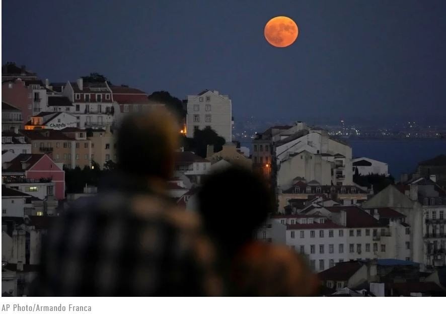 Η Αυγουστιάτικη πανσέληνος μάγεψε την υφήλιο -Εκπληκτικές εικόνες από το Σούνιο μέχρι τη Λισαβόνα