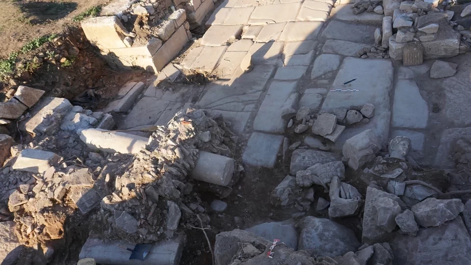 Ανασκαφή στους Φιλίππους: Αποκαλύφθηκε πλατεία με πλούσιο διάκοσμο και εντυπωσιακό άγαλμα, σε φυσικό μέγεθος