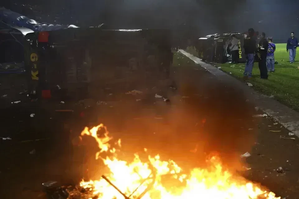 Ινδονησία: 129 νεκροί σε ποδοσφαιρικό γήπεδο -Ποδοπατήθηκαν οπαδοί, πέθαναν από ασφυξία