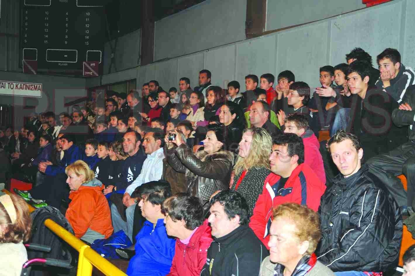 Καλό ταξίδι Ολυμπιονίκη Αλέξανδρε Νικολαΐδη-η βράβευση του το 2008 από την Πέλλαnews στο γήπεδο που φέρει το όνομα του!