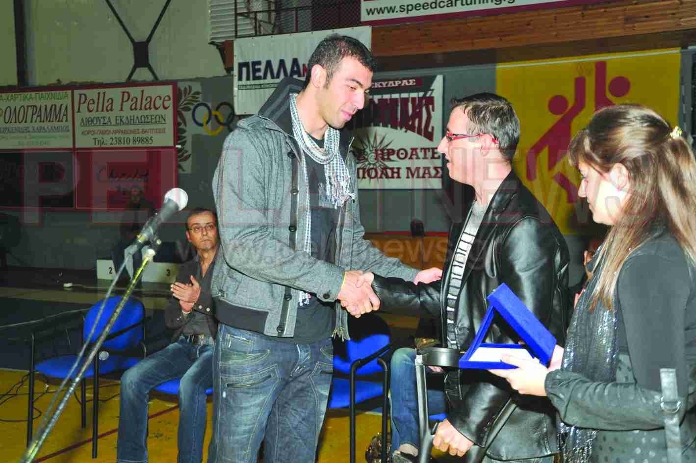 Καλό ταξίδι Ολυμπιονίκη Αλέξανδρε Νικολαΐδη-η βράβευση του το 2008 από την Πέλλαnews στο γήπεδο που φέρει το όνομα του!