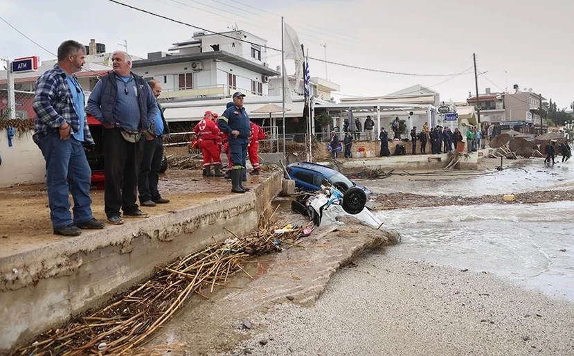 Κρήτη: Έκλεισαν ξενοδοχεία, τουρίστες έφευγαν περνώντας πάνω από θαμμένα αυτοκίνητα