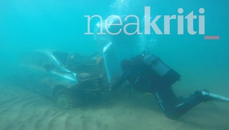 Κρήτη-Αγία Πελαγία: Συγκλονιστικές εικόνες με αυτοκίνητα στο βυθό της θάλασσας