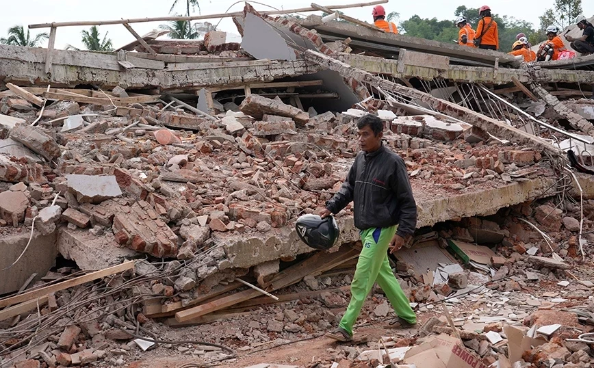 Σεισμός στην Ινδονησία: Ξεπέρασαν τους 250 οι νεκροί