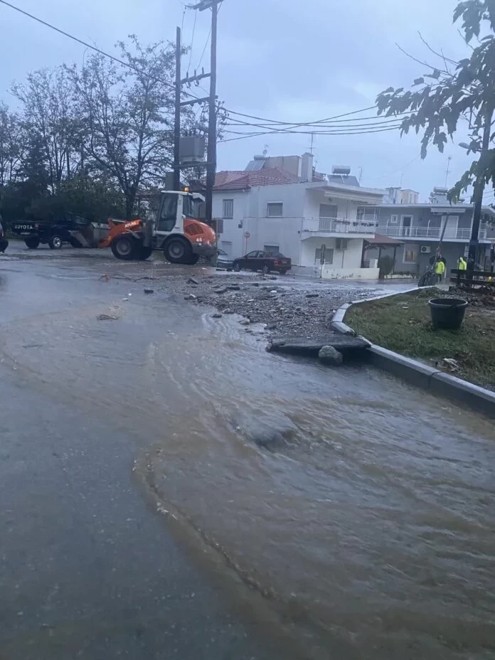 Κακοκαιρία στην Κατερίνη: Μισό μέτρο το νερό -Πλημμύρισαν καταστήματα, έκλεισαν δρόμοι και σχολεία