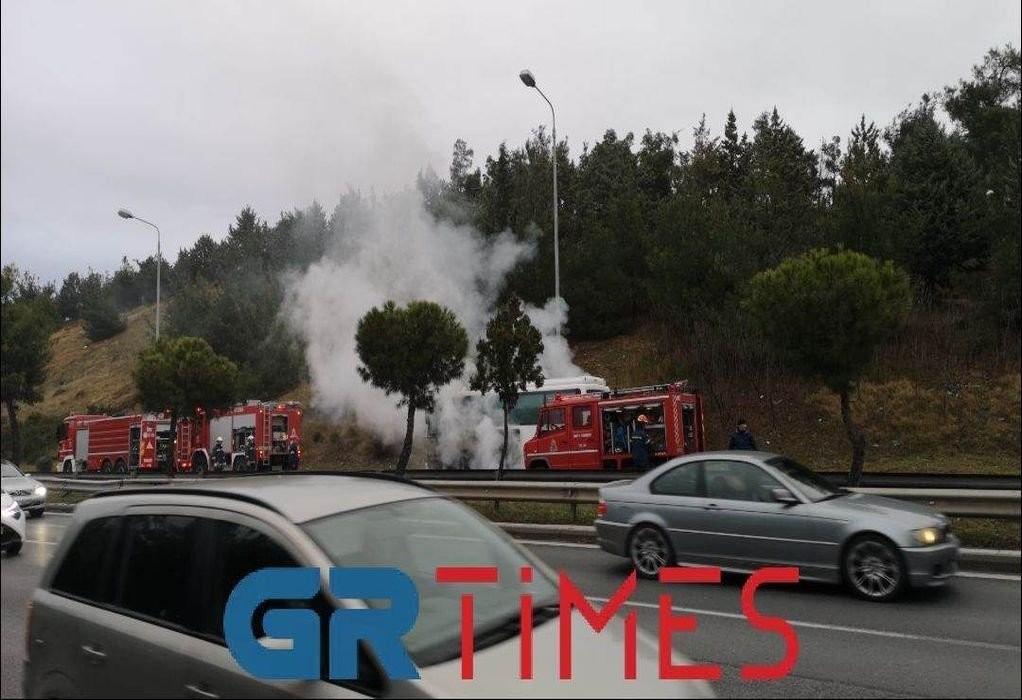 Θεσσαλονίκη: Φωτιά σε σχολικό λεωφορείο - Απομακρύνθηκαν τα παιδιά