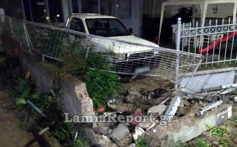Τρελή πορεία αυτοκινήτου στη Λαμία – Έριξε πινακίδες, κολόνα και «κατεδάφισε» μάντρα σπιτιού