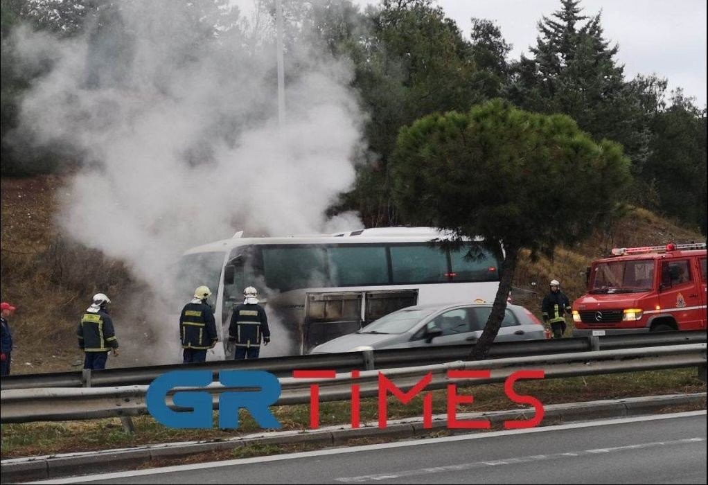 Θεσσαλονίκη: Φωτιά σε σχολικό λεωφορείο - Απομακρύνθηκαν τα παιδιά