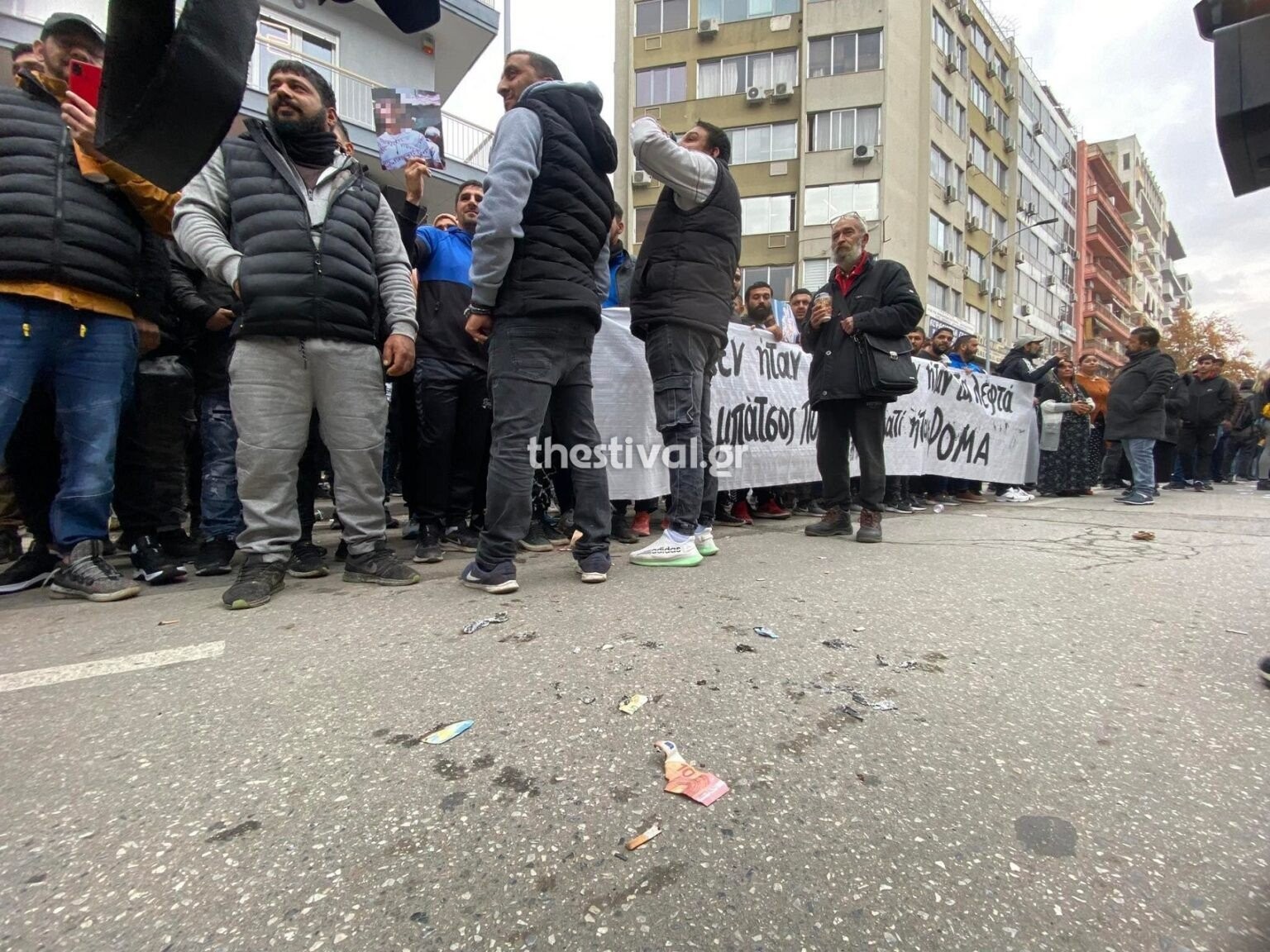 Θεσσαλονίκη: Ρομά έκαψαν χαρτονομίσματα έξω από τα Δικαστήρια