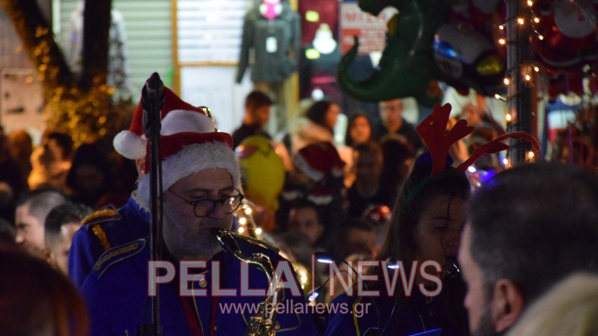 Με λαμπρότητα το άναμμα του Δέντρου στα Γιαννιτσά (φώτος)