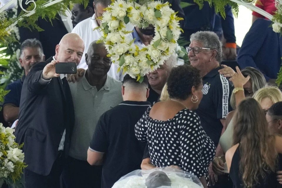 Πελέ: Σάλος με τις φωτογραφίες πάνω από το φέρετρο – Χαμογελαστή η κόρη του, σέλφι ο Ινφαντίνο