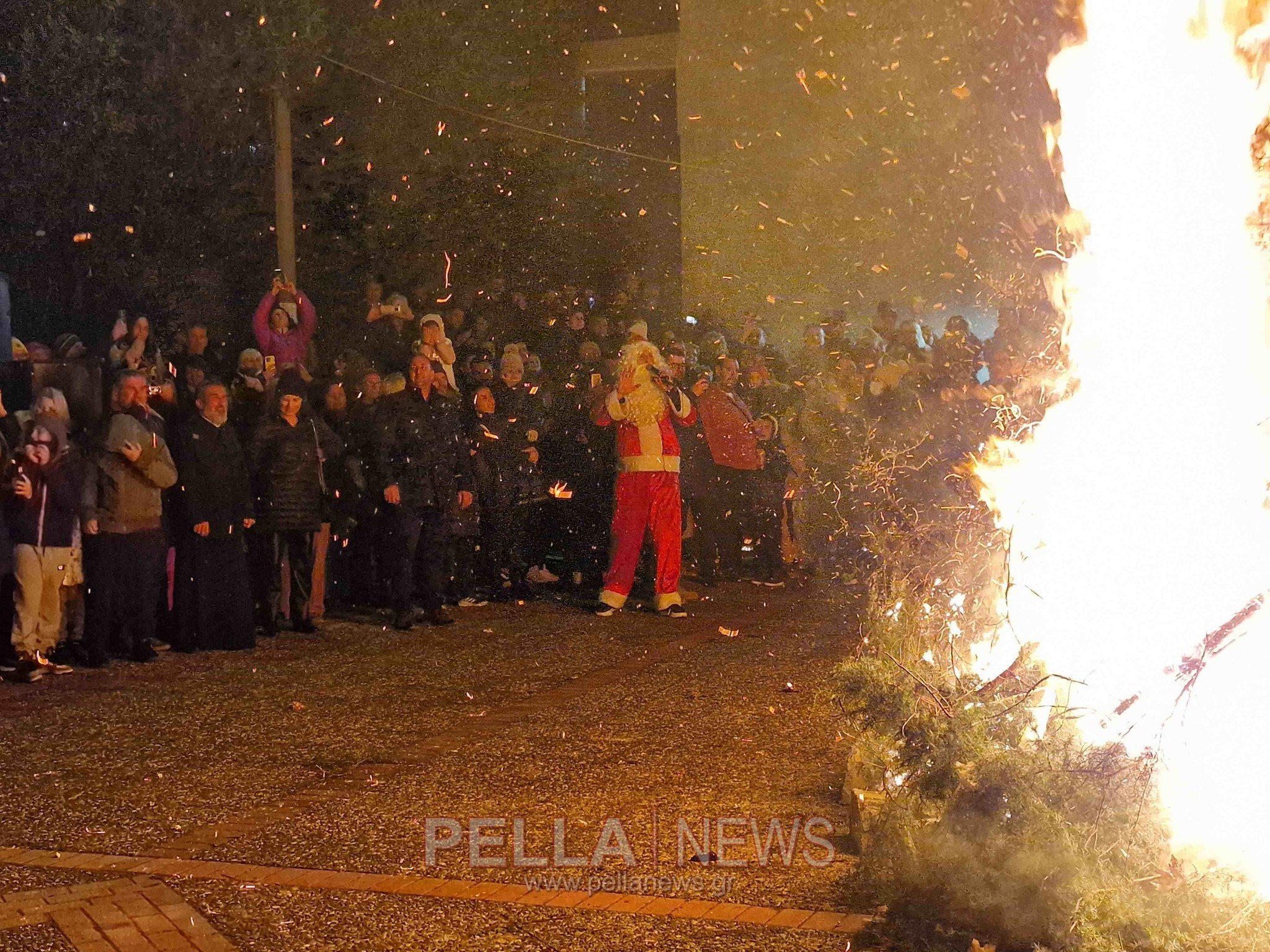 Λουτράκι Αλμωπίας: άναμμα της φωτιάς από τον Δήμαρχο και ευχές για ευτυχισμένο έτος
