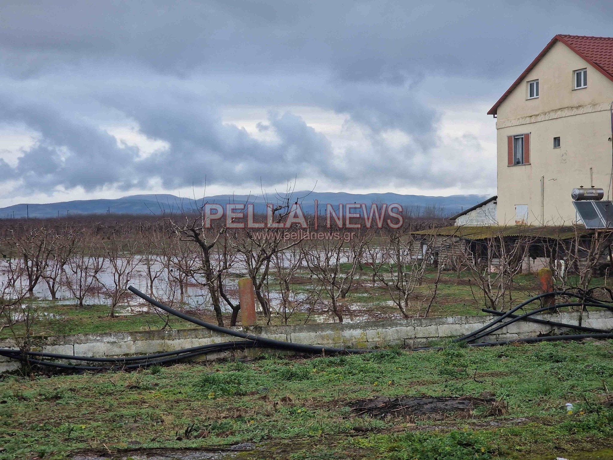 Σκύδρα: «Βούλιαξε» το εκκλησάκι της Παναγίας της Κίρεζλι-αγωνία για την επόμενη ημέρα!