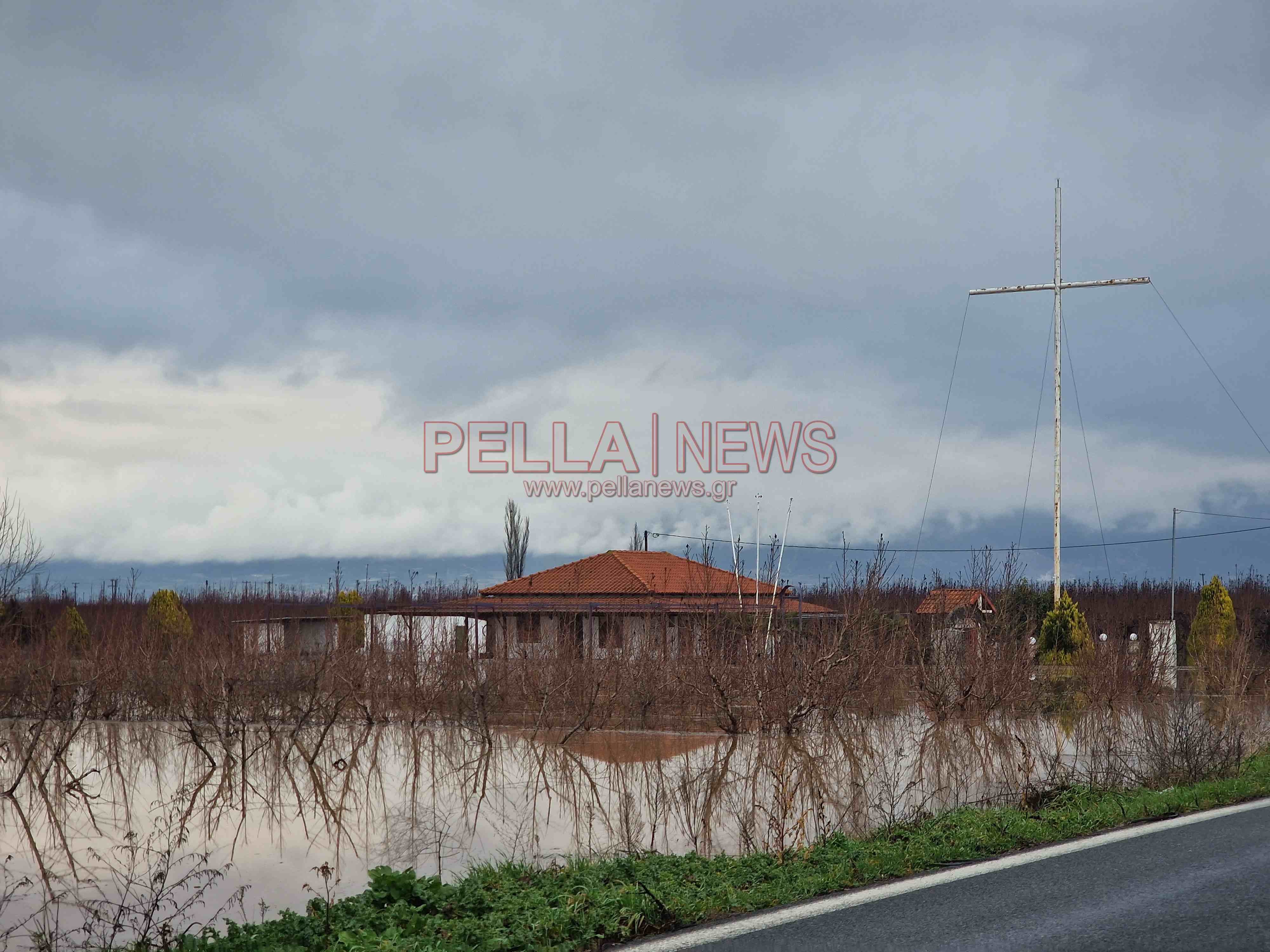 Σκύδρα: «Βούλιαξε» το εκκλησάκι της Παναγίας της Κίρεζλι-αγωνία για την επόμενη ημέρα!