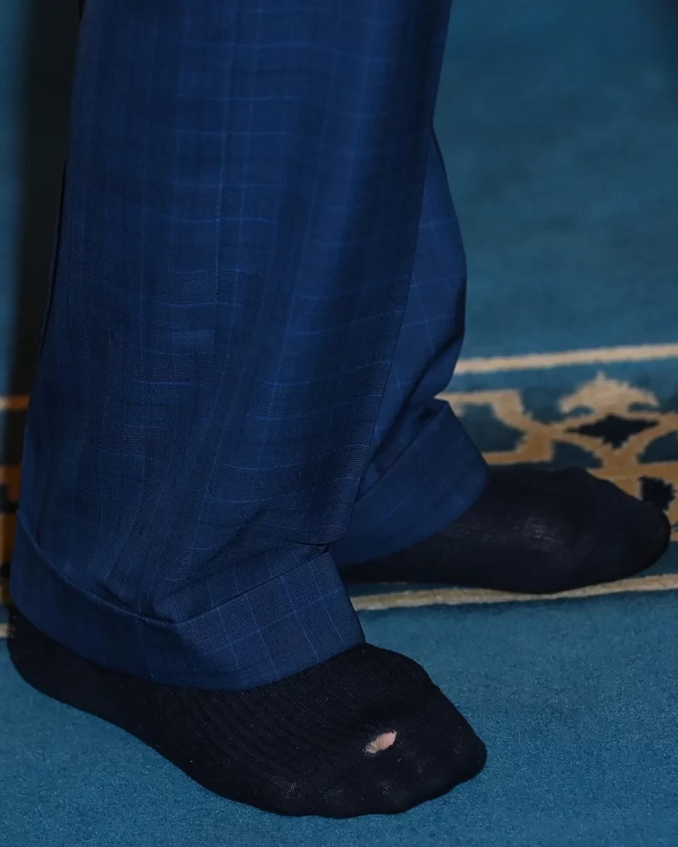 Ο βασιλιάς Κάρολος πήγε σε τζαμί, έβγαλε τα παπούτσια και η κάλτσα του ήταν... τρύπια
