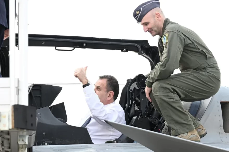 Selfie μέσα σε ελληνικό Rafale έβγαλε ο Γάλλος υπουργός Άμυνας με τον Παναγιωτόπουλο!